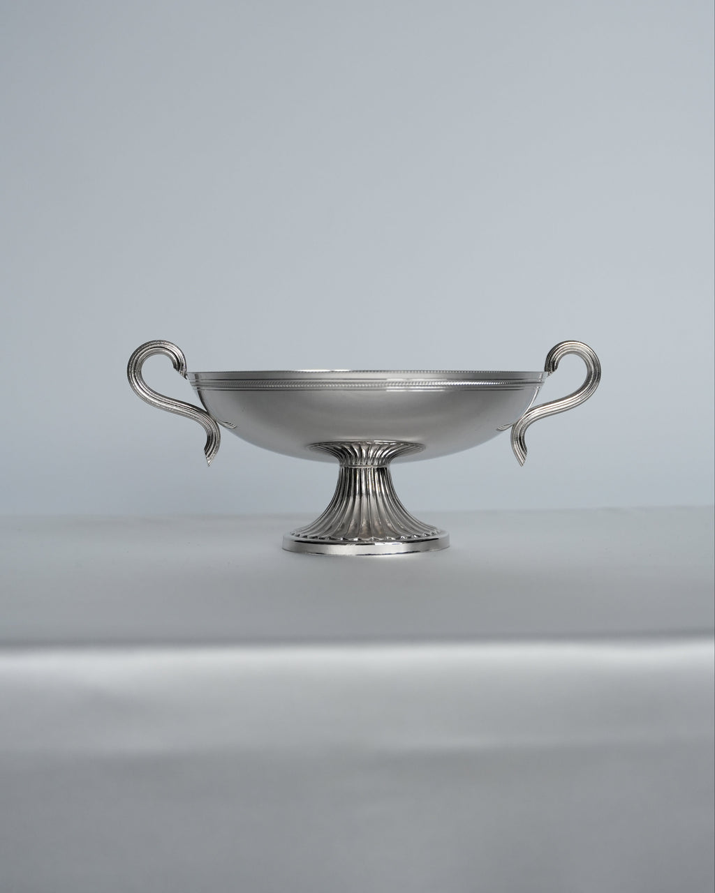 Chromowany puchar z uchwytami