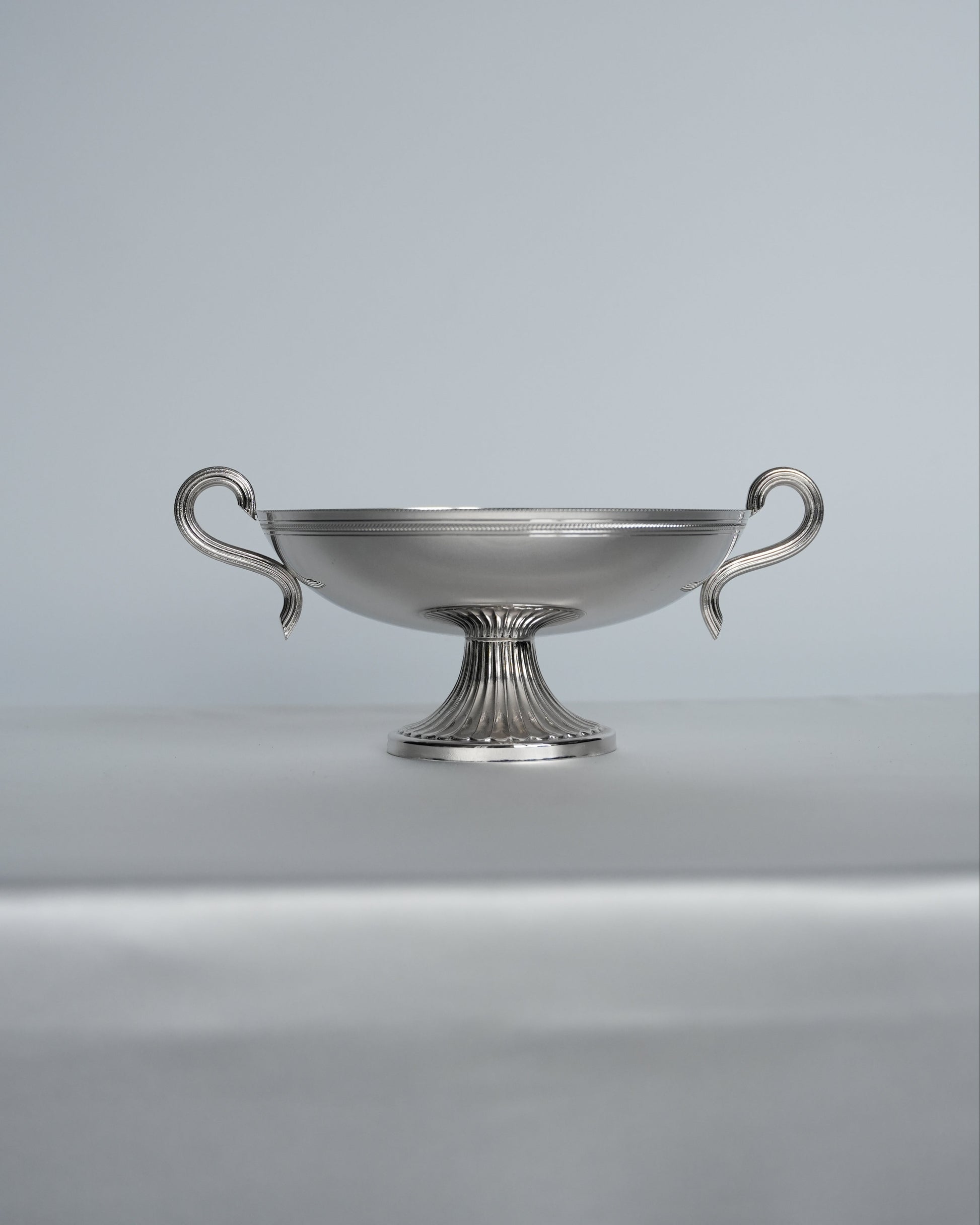 Chromowany puchar z uchwytami