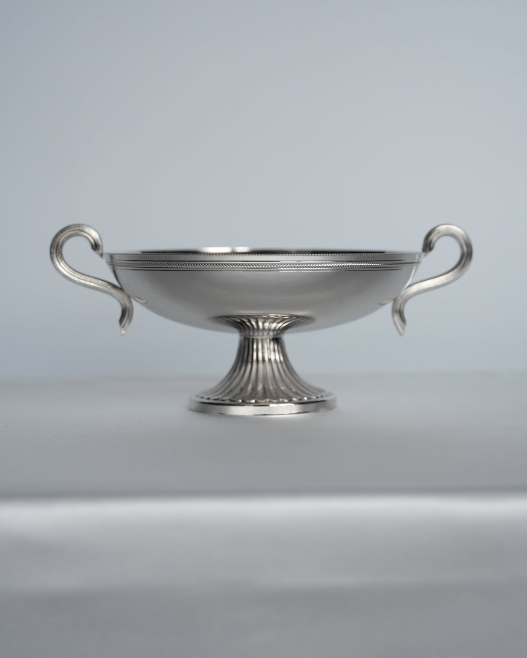 Chromowany puchar z uchwytami