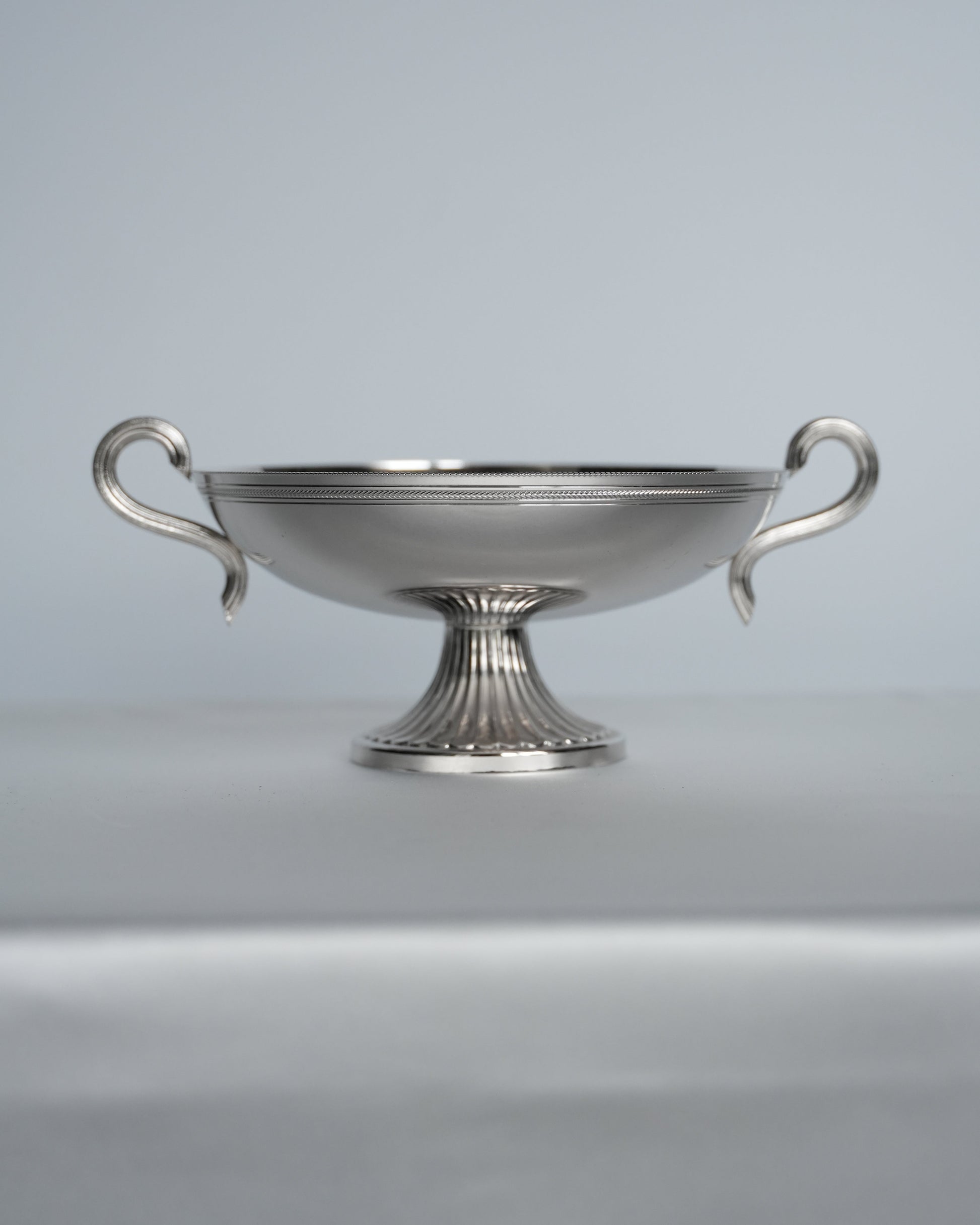 Chromowany puchar z uchwytami