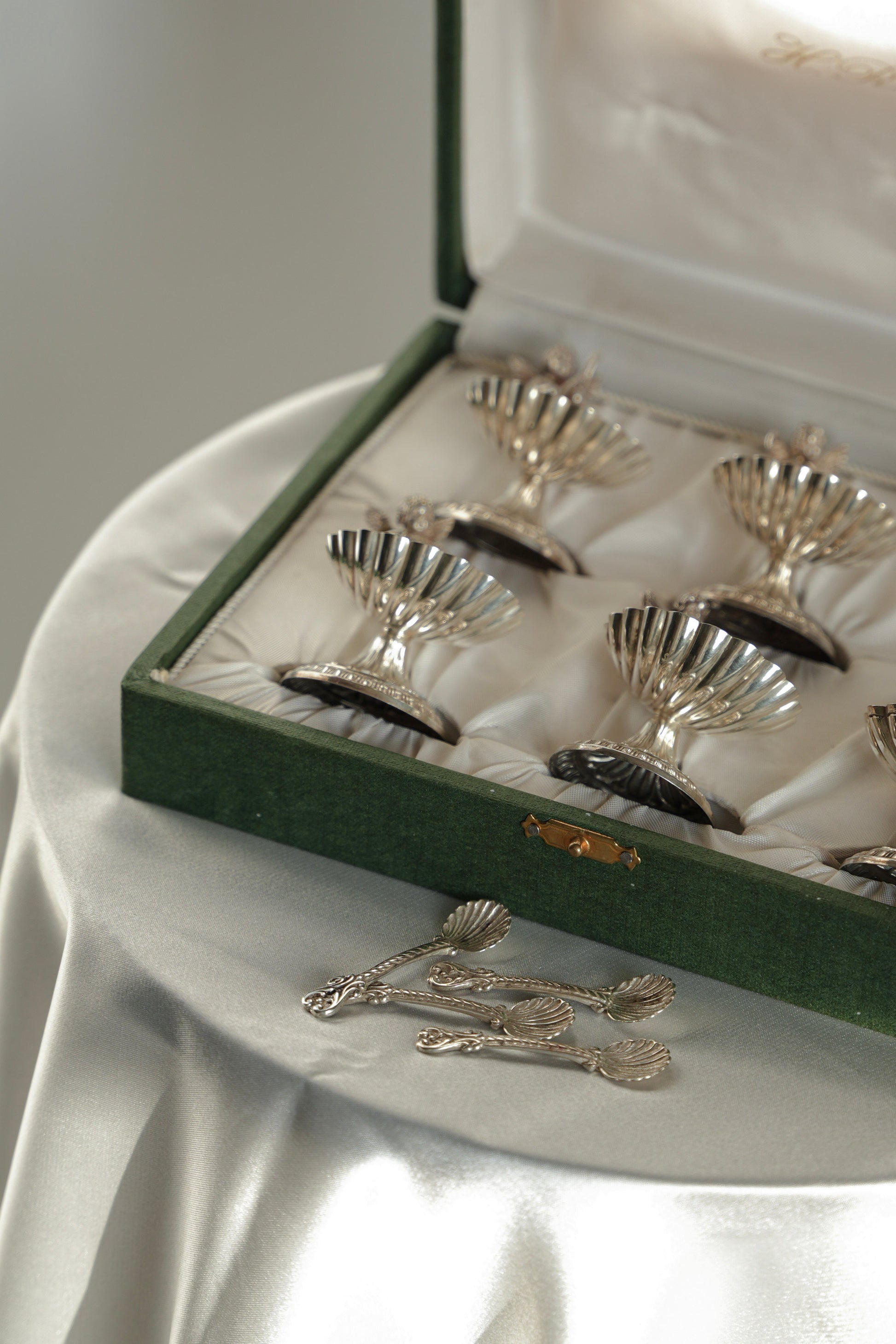 Posrebrzane miseczki na sól w kształcie muszelek z aniołami