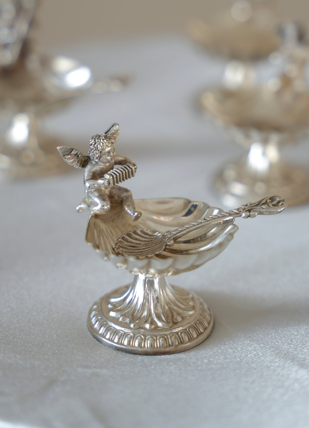 Posrebrzane miseczki na sól w kształcie muszelek z aniołami