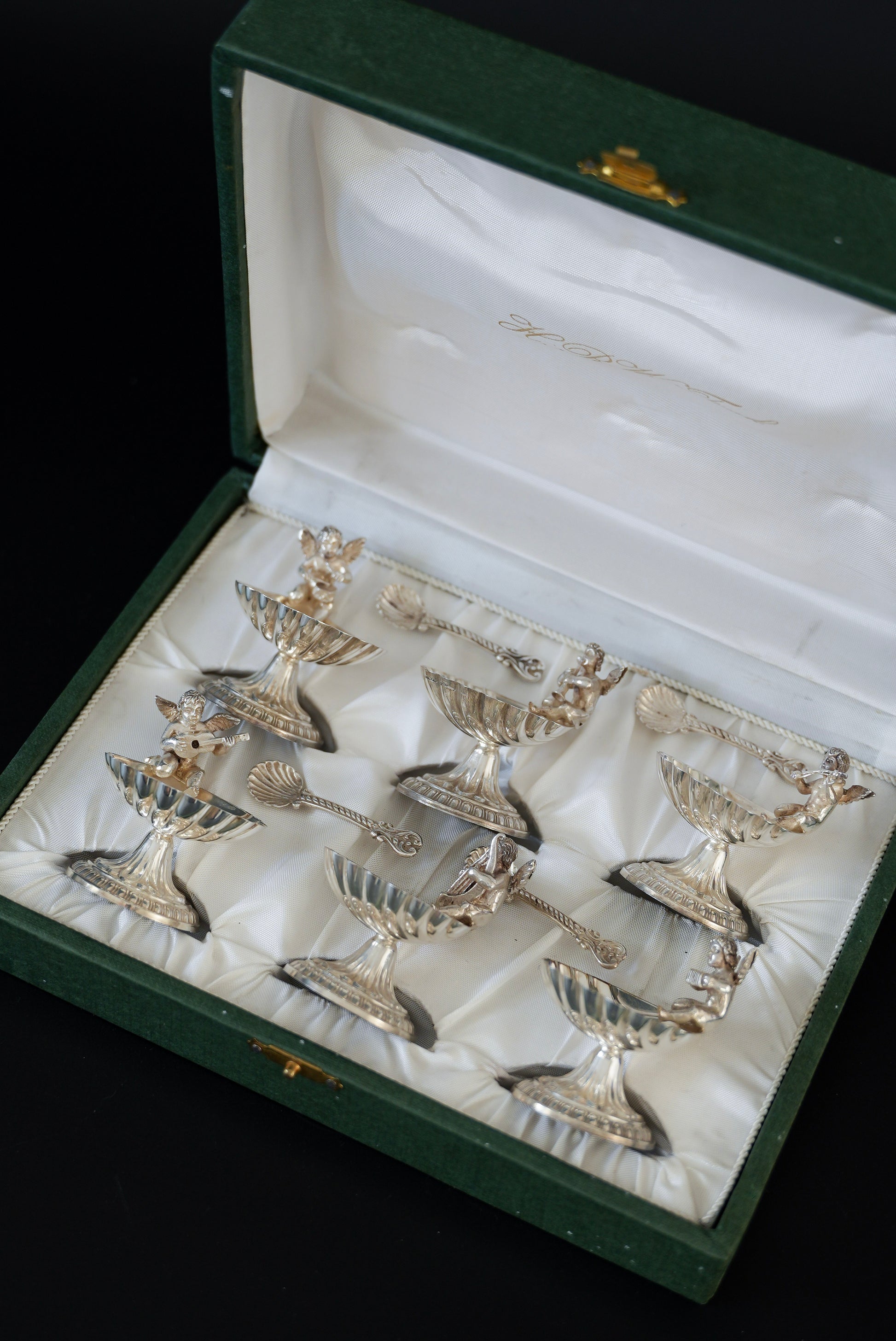 Posrebrzane miseczki na sól w kształcie muszelek z aniołami