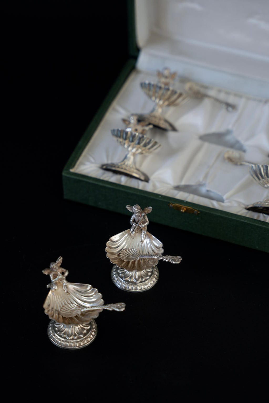 Posrebrzane miseczki na sól w kształcie muszelek z aniołami