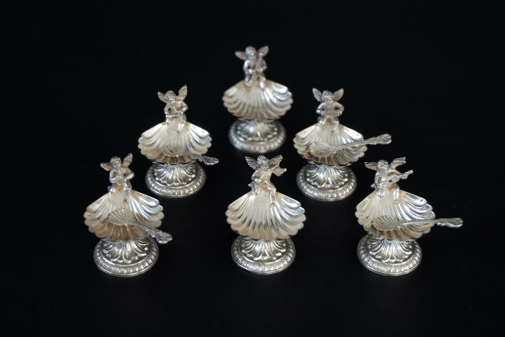 Posrebrzane miseczki na sól w kształcie muszelek z aniołami