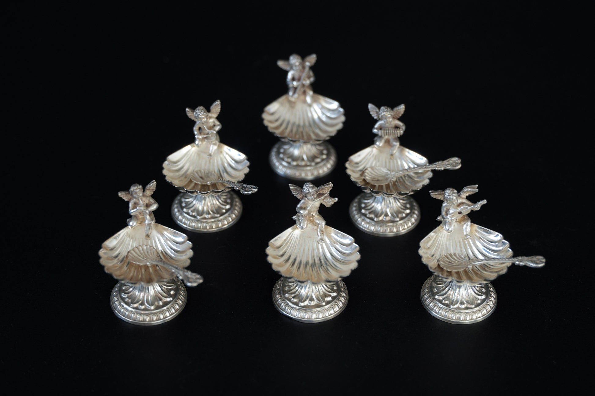 Posrebrzane miseczki na sól w kształcie muszelek z aniołami