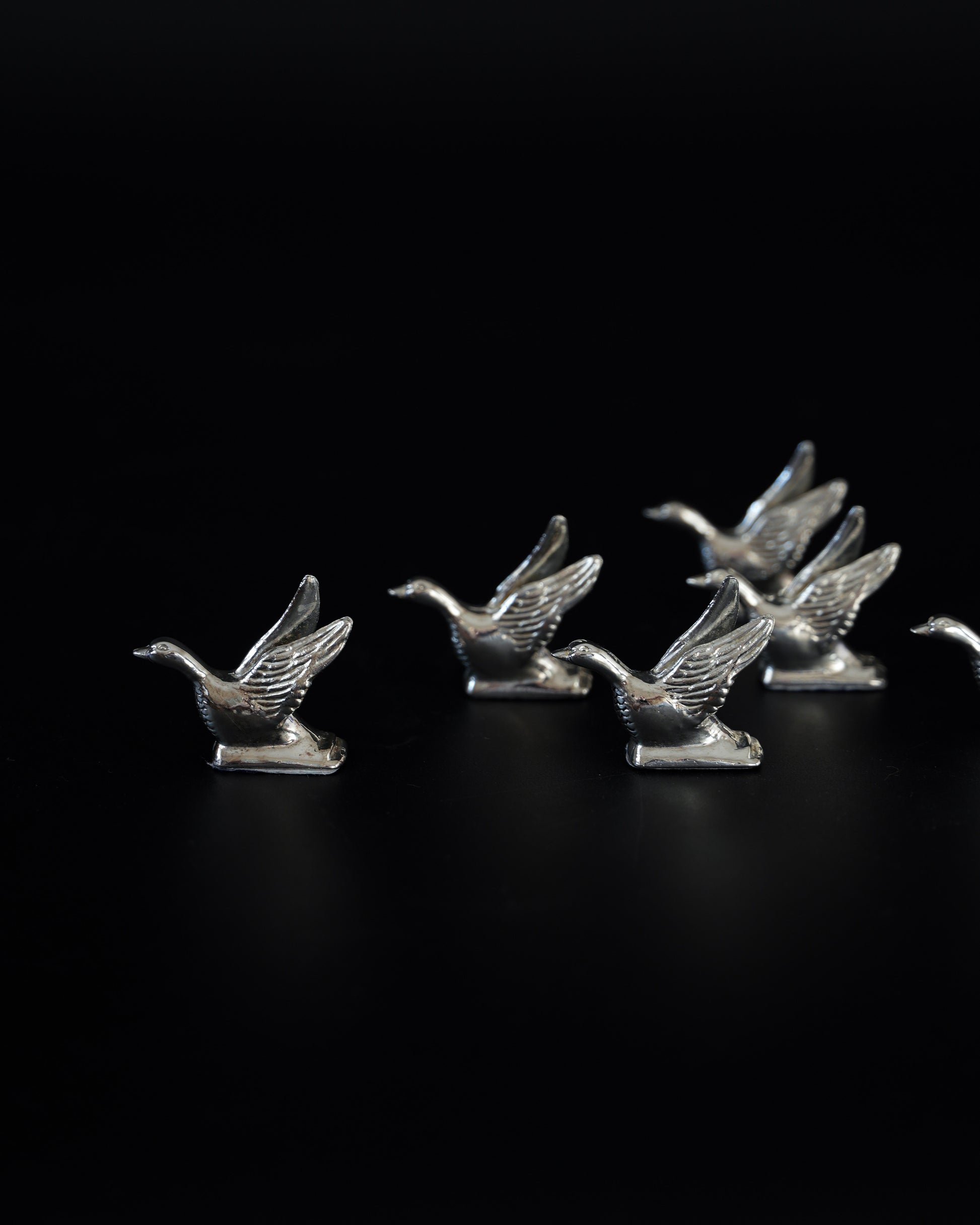 Chromowane uchwyty na winietki w kształcie ptaszków