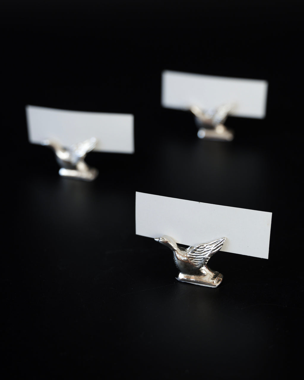 Chromowane uchwyty na winietki w kształcie ptaszków