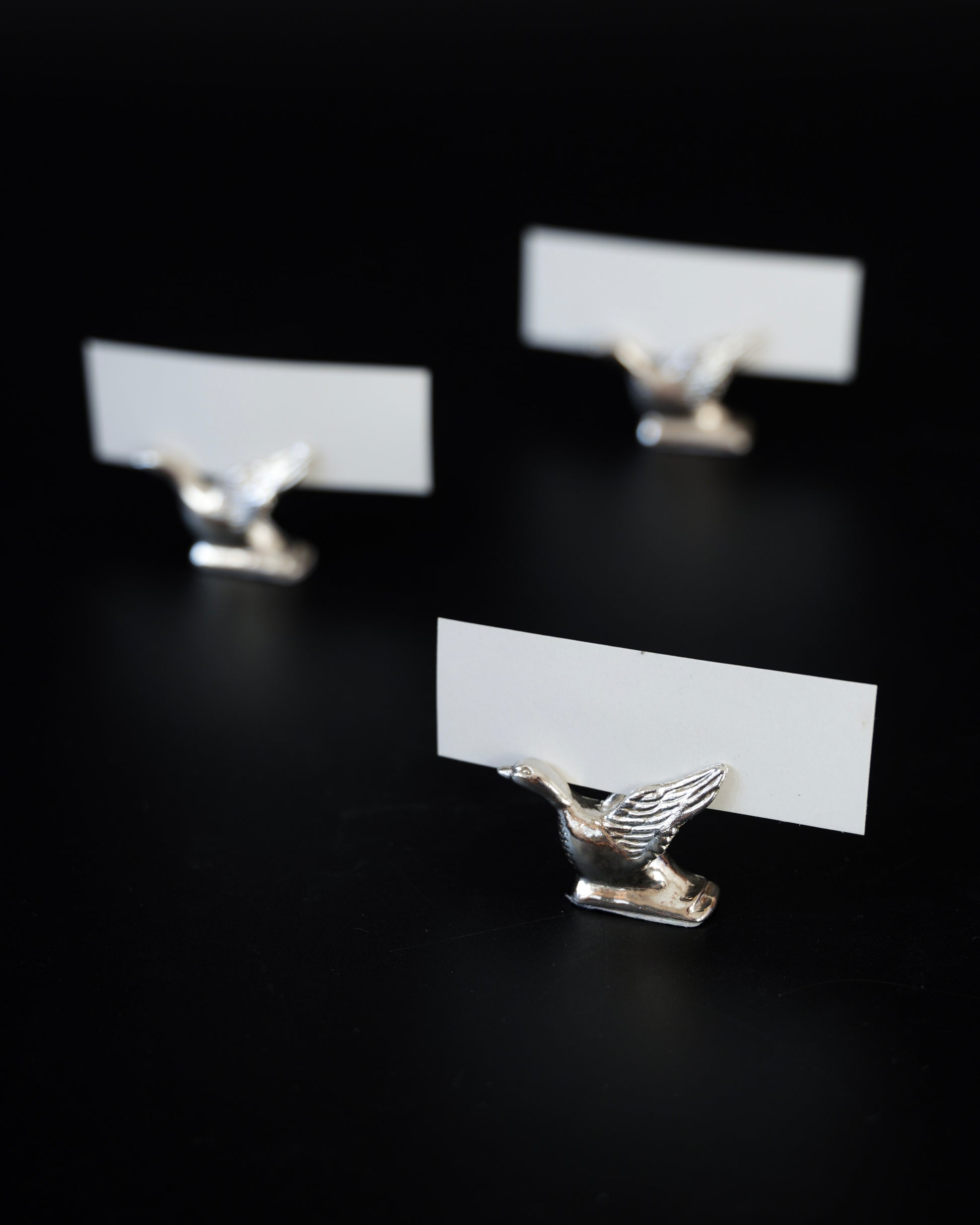 Chromowane uchwyty na winietki w kształcie ptaszków