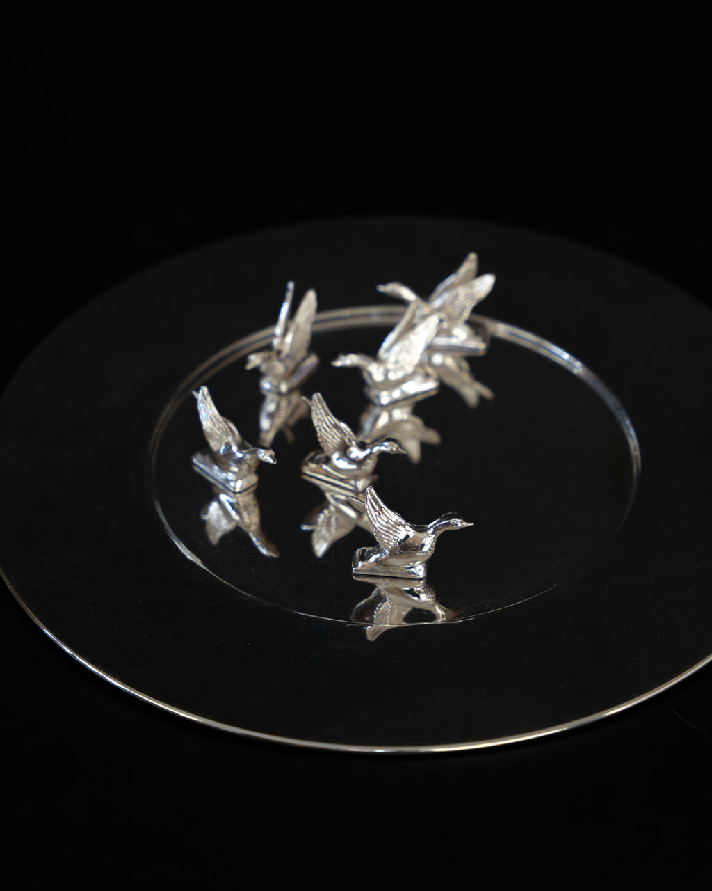 Chromowane uchwyty na winietki w kształcie ptaszków