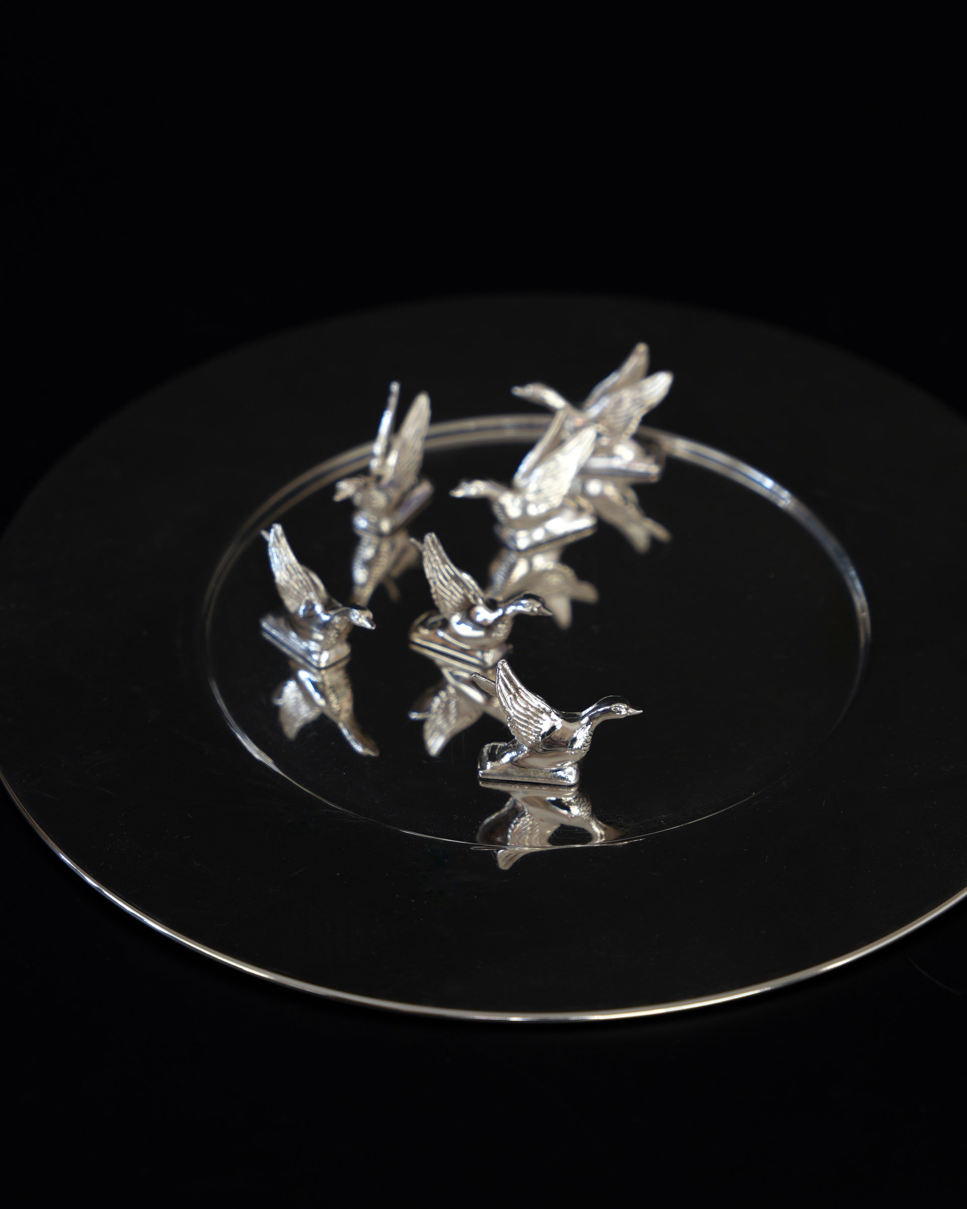 Chromowane uchwyty na winietki w kształcie ptaszków