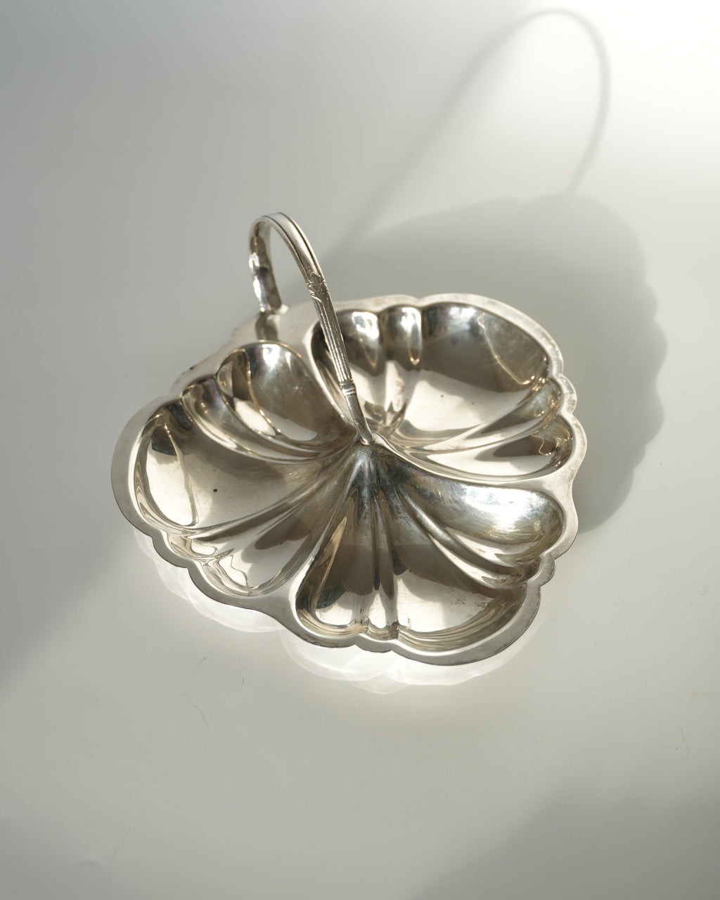 Posrebrzana patera w kształcie liścia z uchwytem