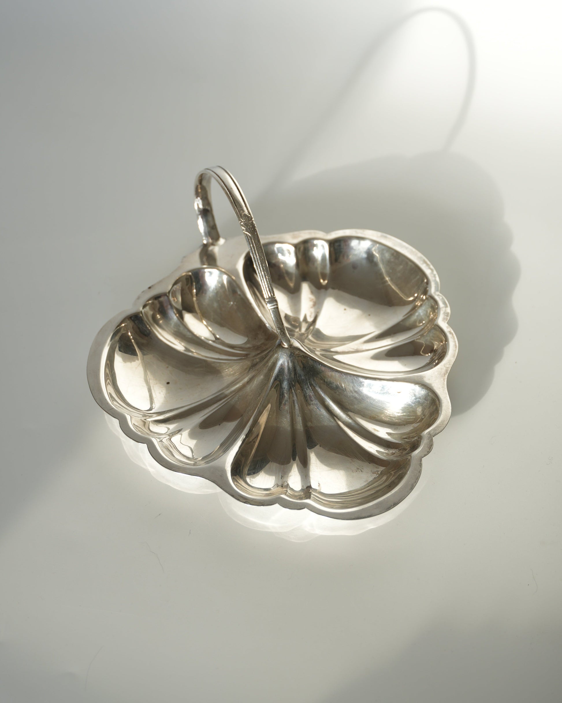 Posrebrzana patera w kształcie liścia z uchwytem