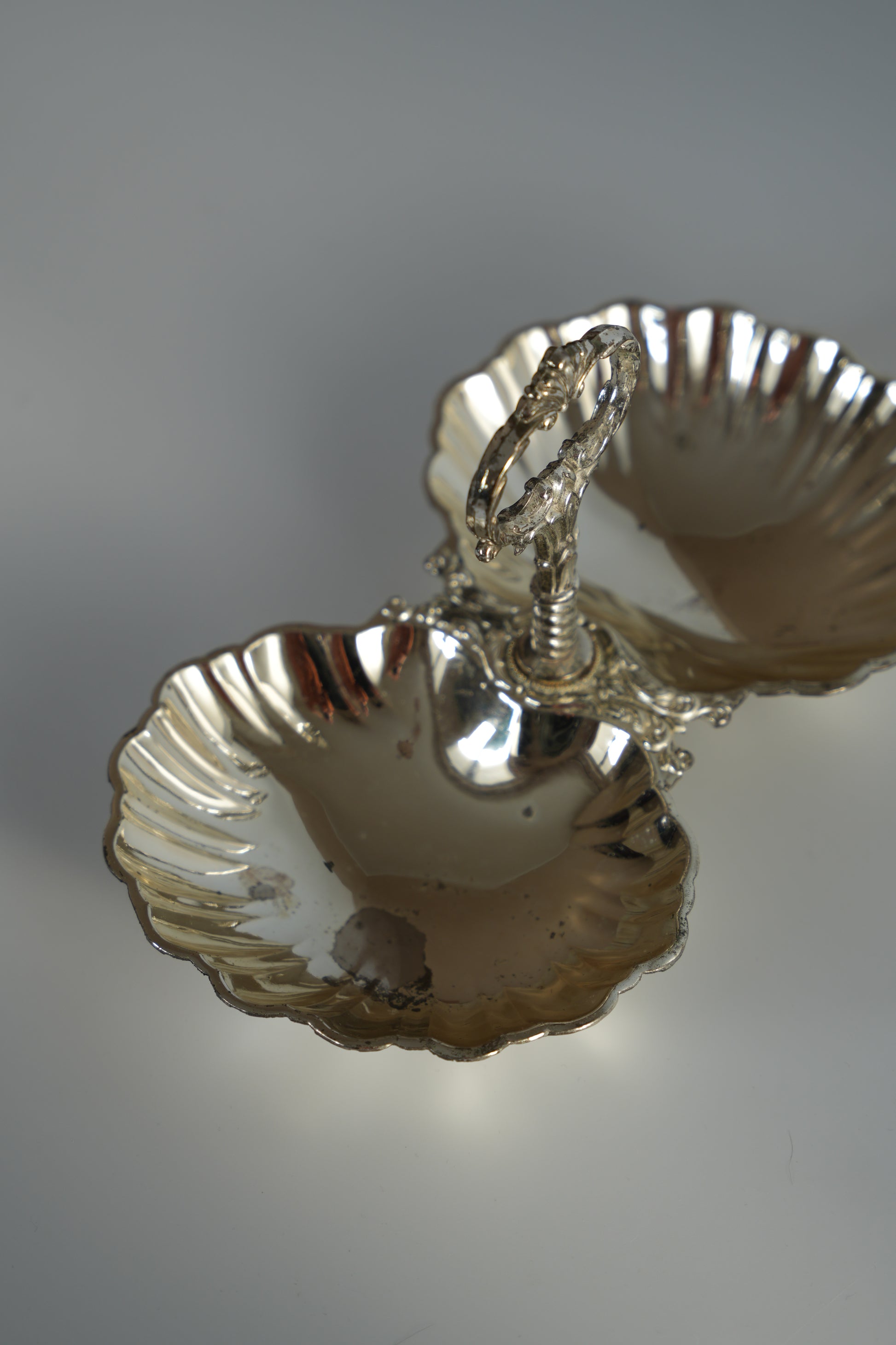 Podwójna patera w kształcie muszli