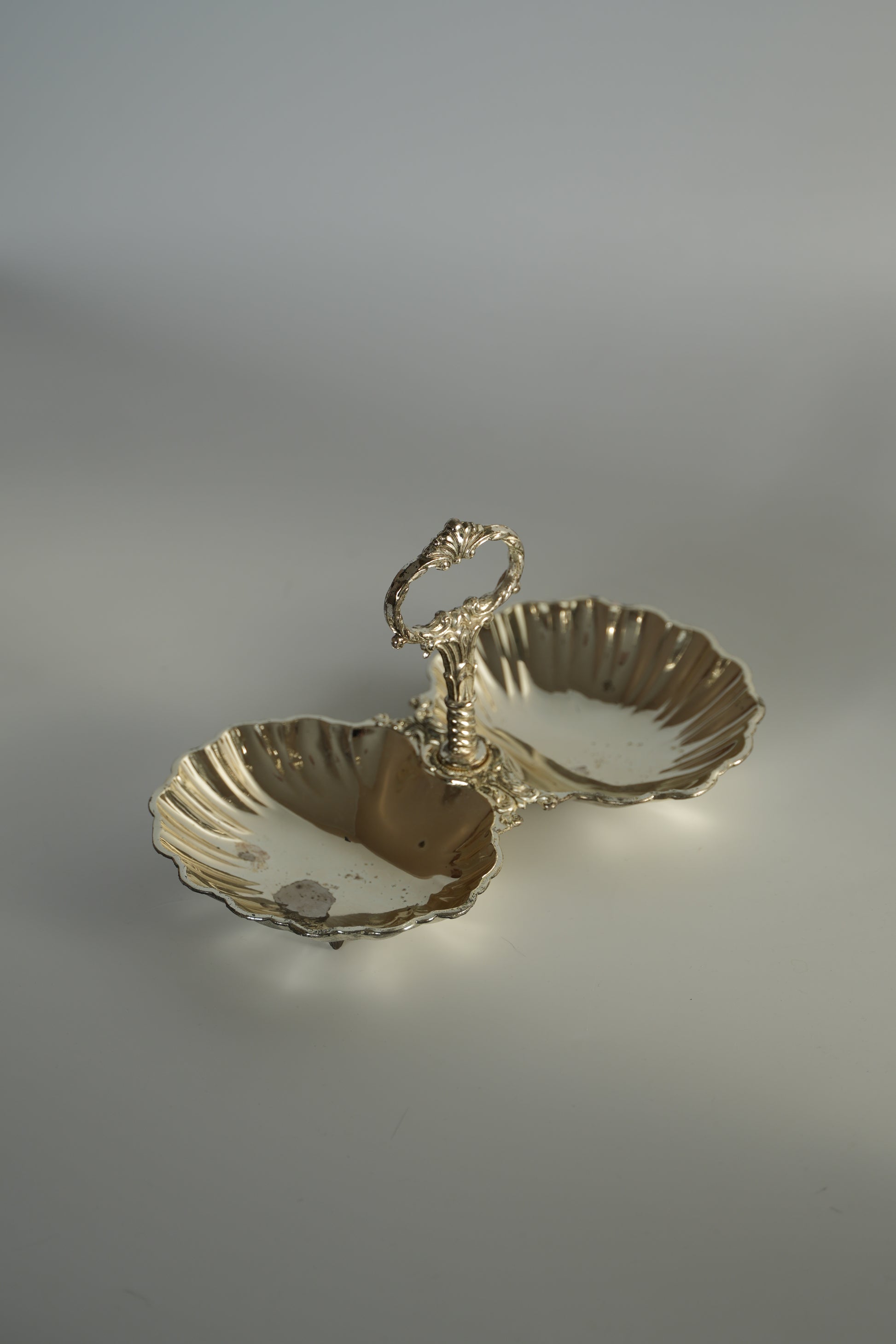 Podwójna patera w kształcie muszli