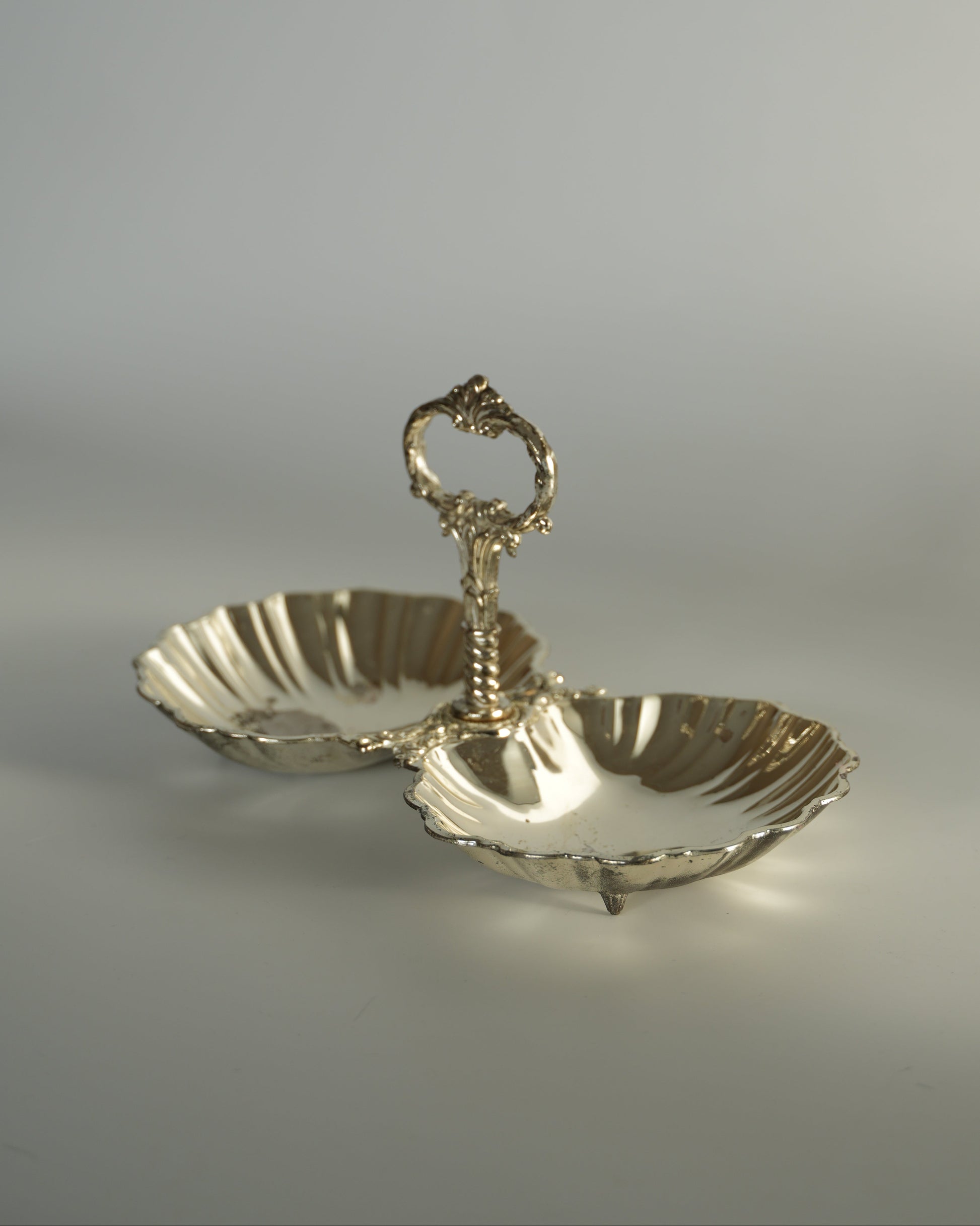 Podwójna patera w kształcie muszli