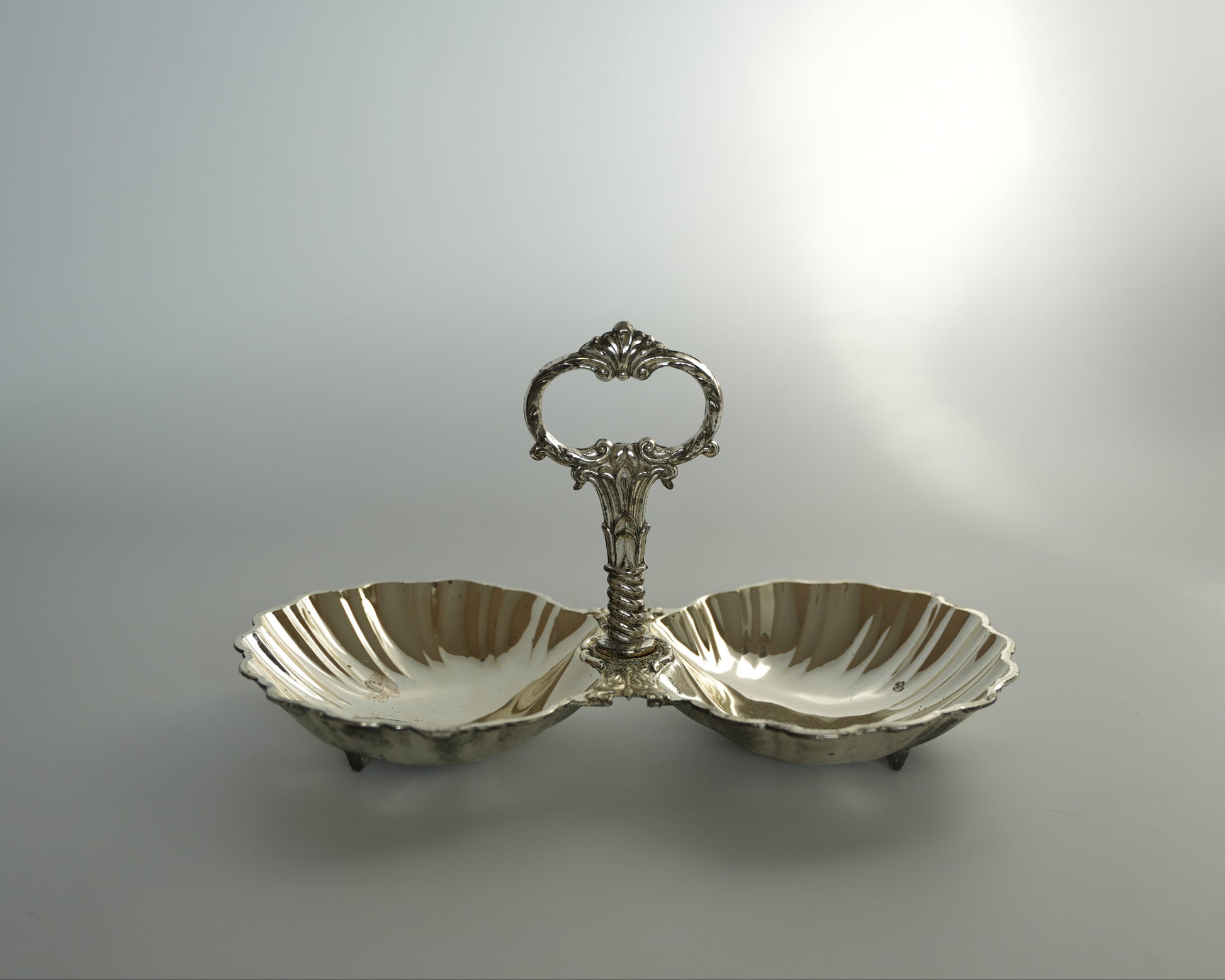 Podwójna patera w kształcie muszli