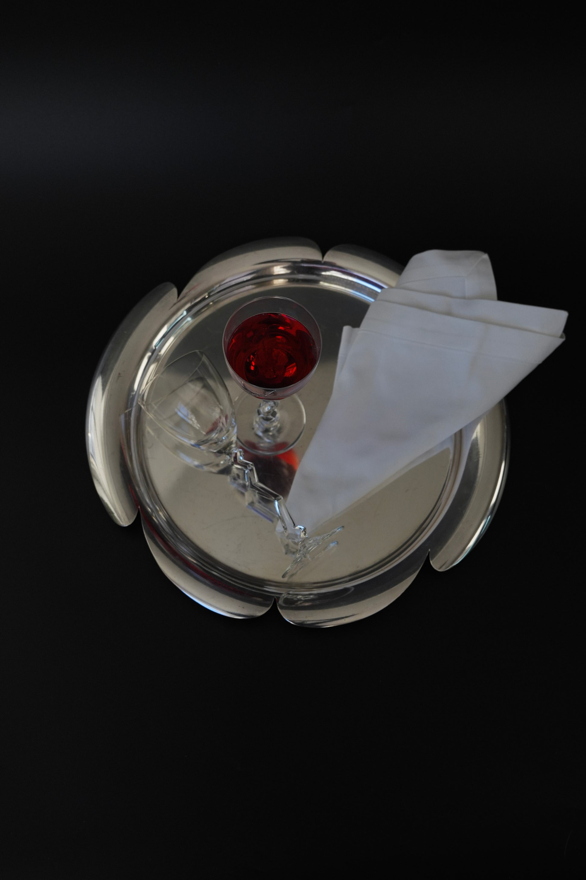 Taca posrebrzana z ukrytymi uchwytami