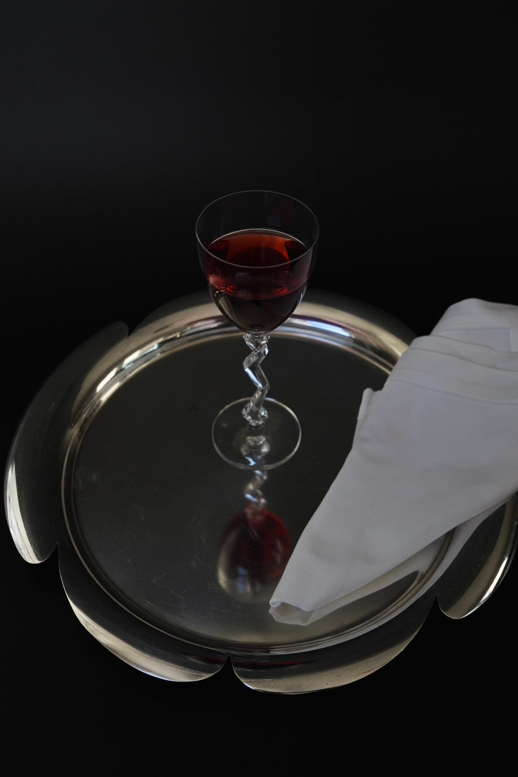 Taca posrebrzana z ukrytymi uchwytami