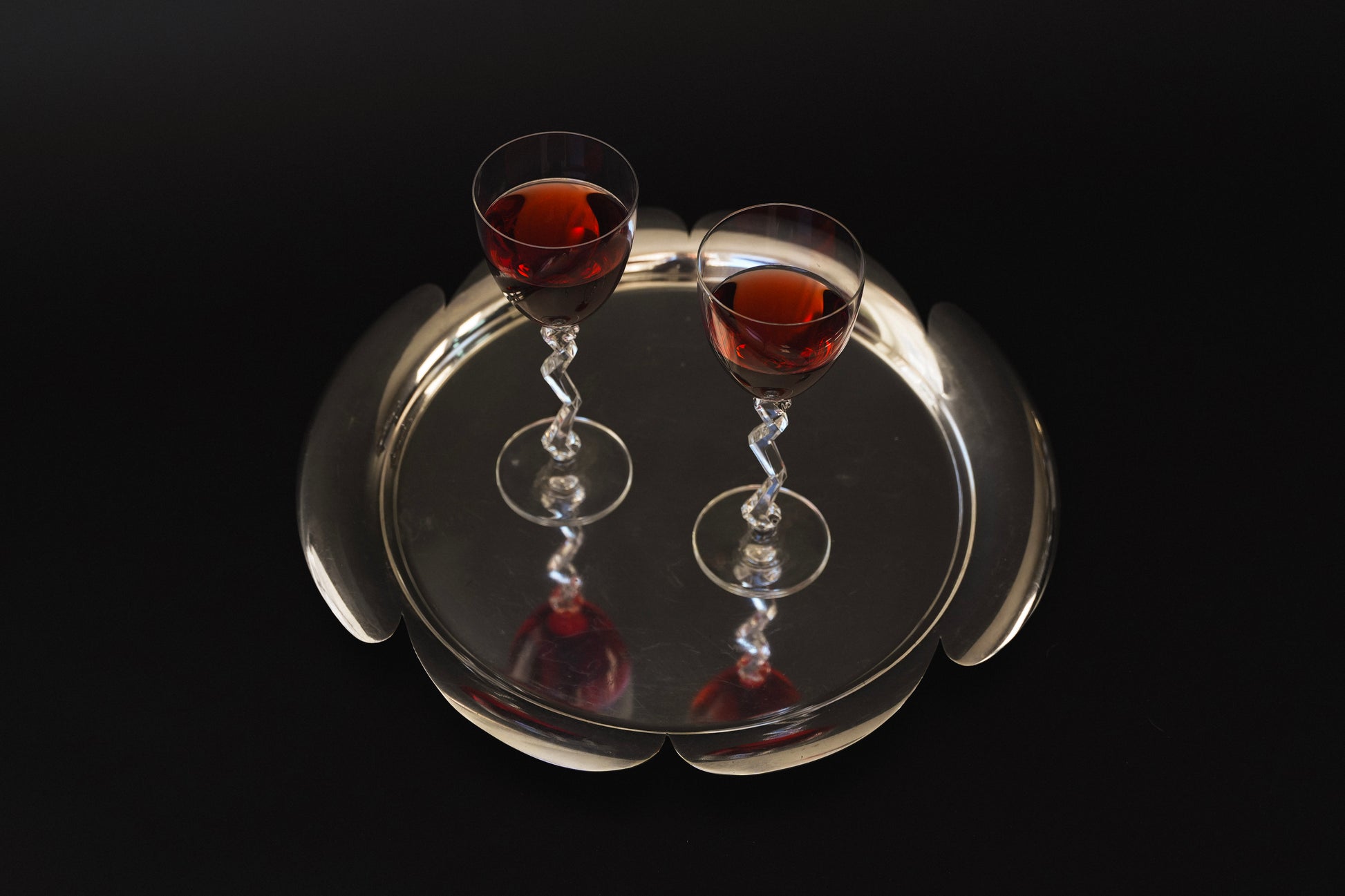 Taca posrebrzana z ukrytymi uchwytami