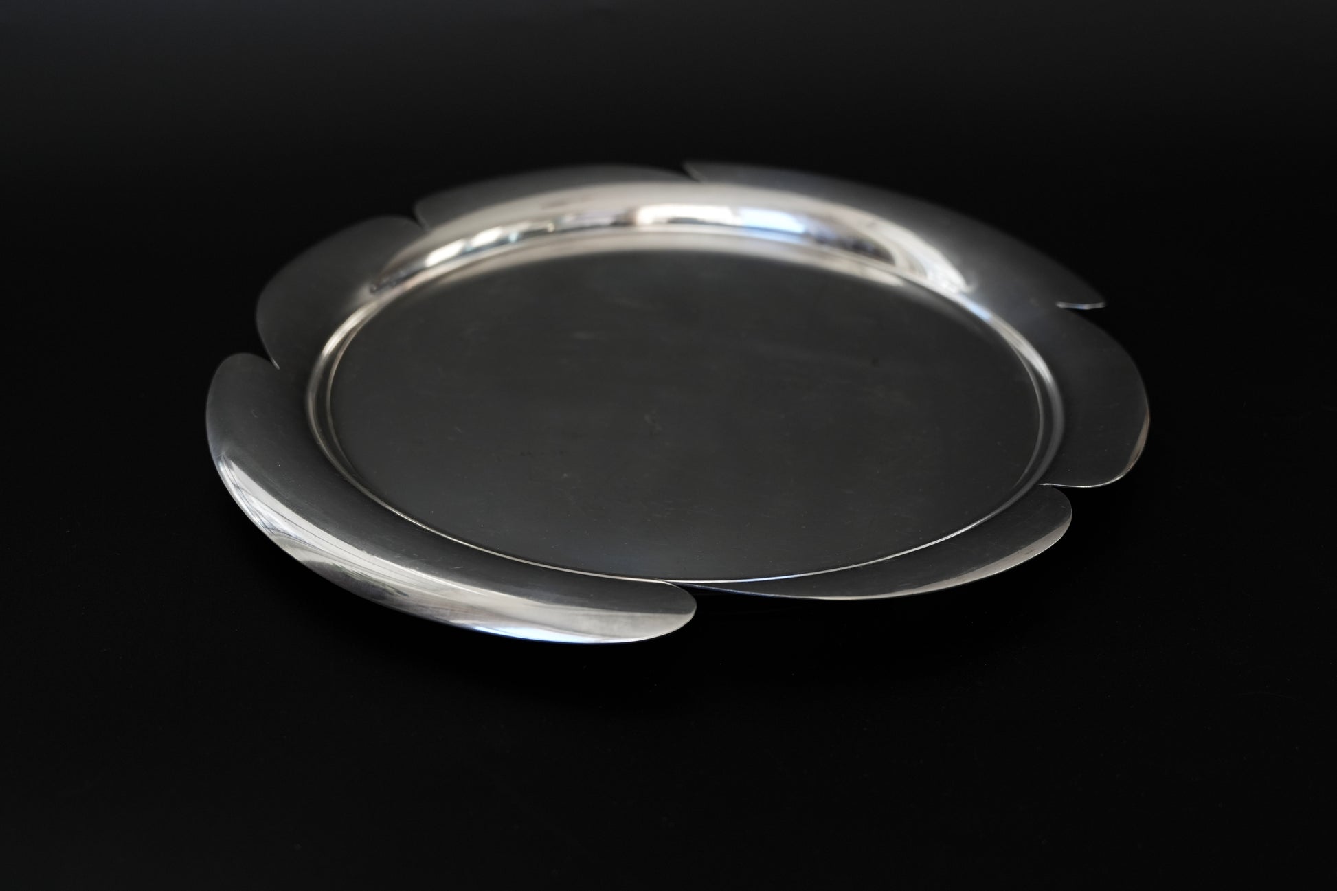 Taca posrebrzana z ukrytymi uchwytami