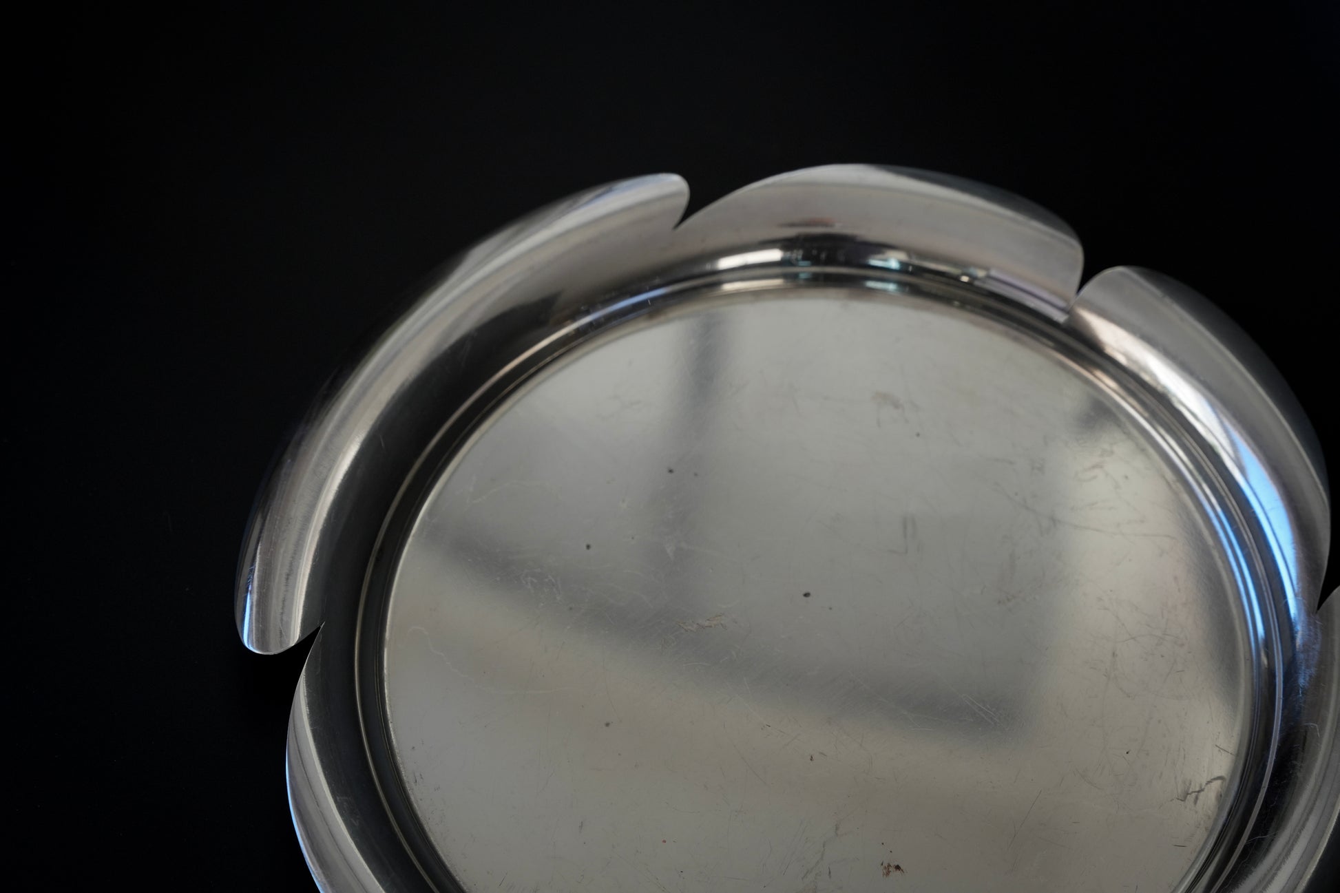 Taca posrebrzana z ukrytymi uchwytami