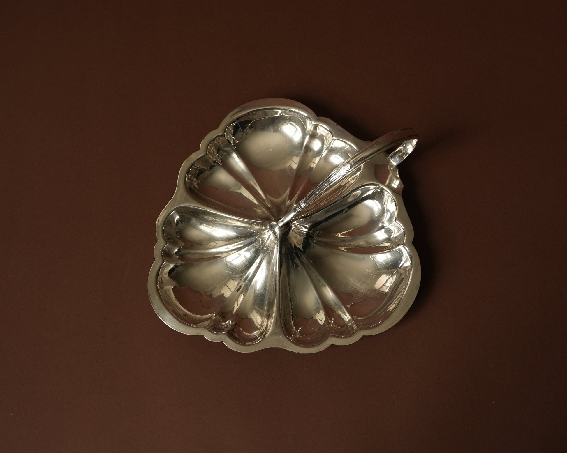 Posrebrzana patera w kształcie liścia z uchwytem