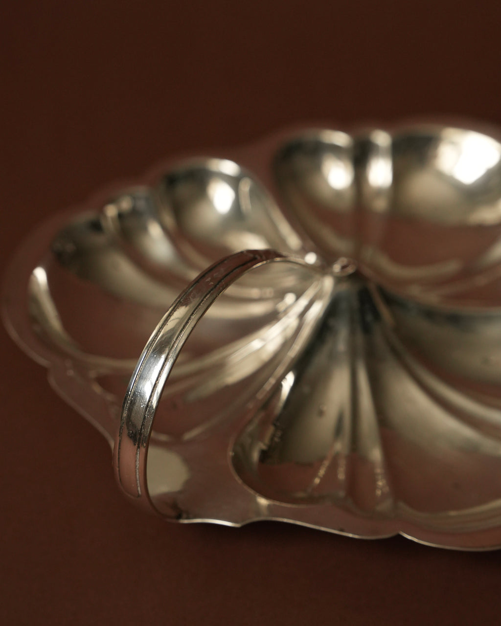 Posrebrzana patera w kształcie liścia z uchwytem