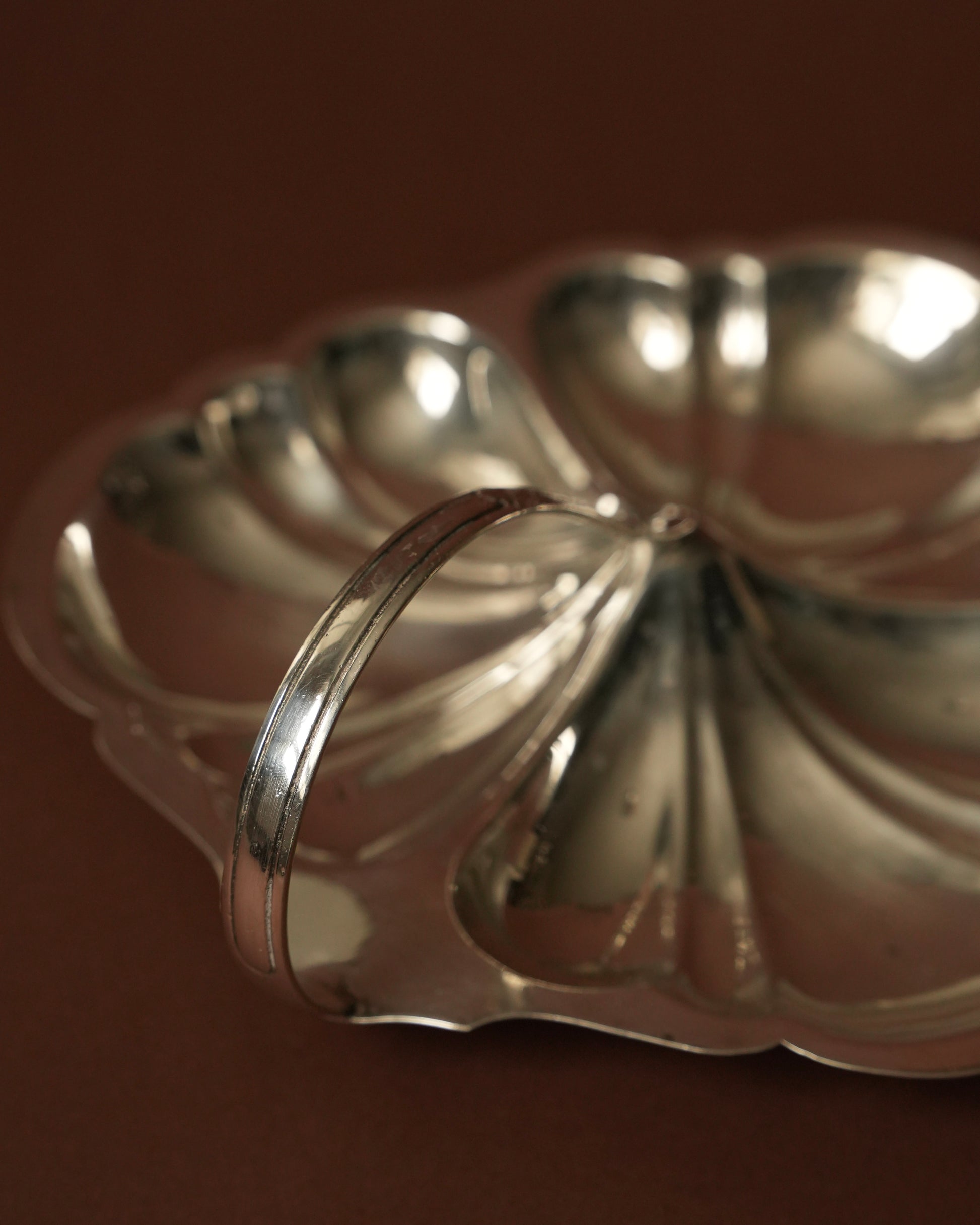 Posrebrzana patera w kształcie liścia z uchwytem