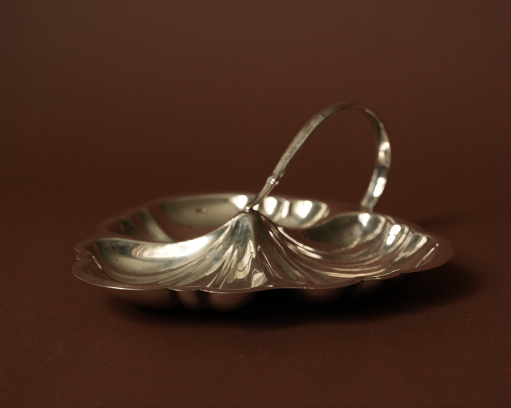 Posrebrzana patera w kształcie liścia z uchwytem