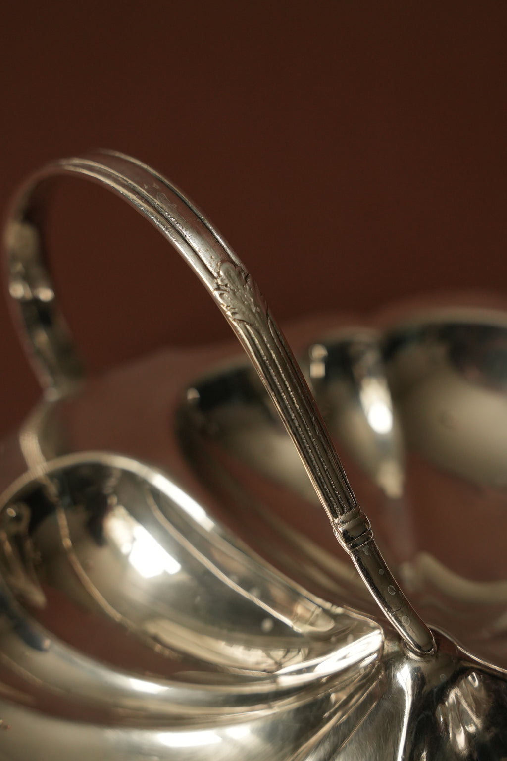 Posrebrzana patera w kształcie liścia z uchwytem