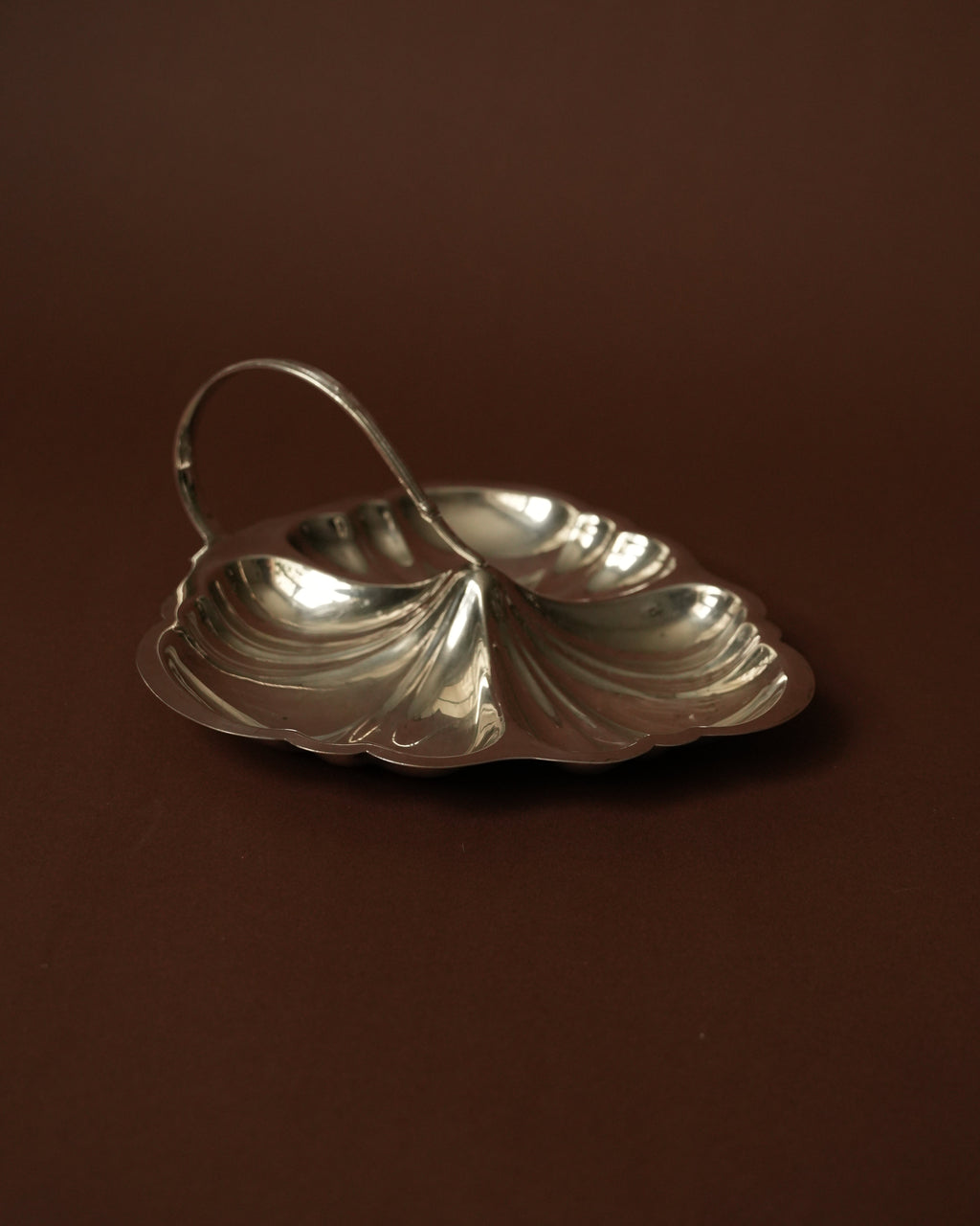 Posrebrzana patera w kształcie liścia z uchwytem