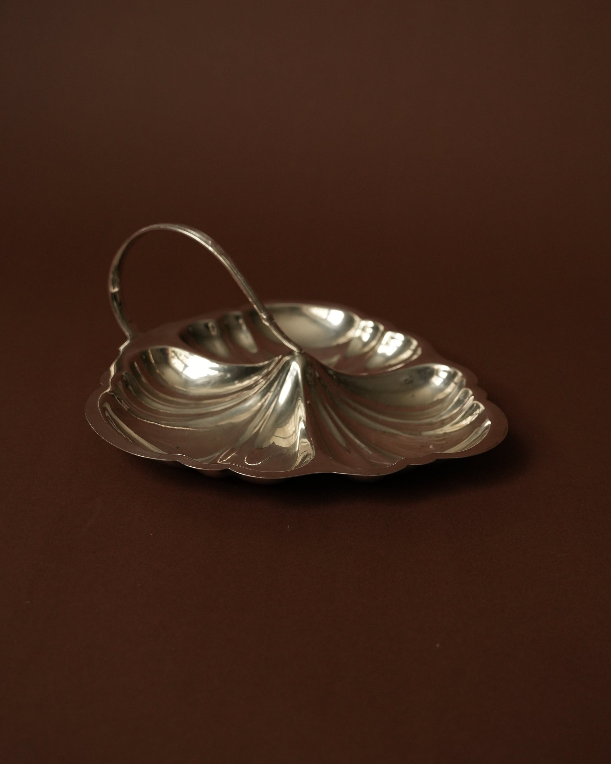 Posrebrzana patera w kształcie liścia z uchwytem