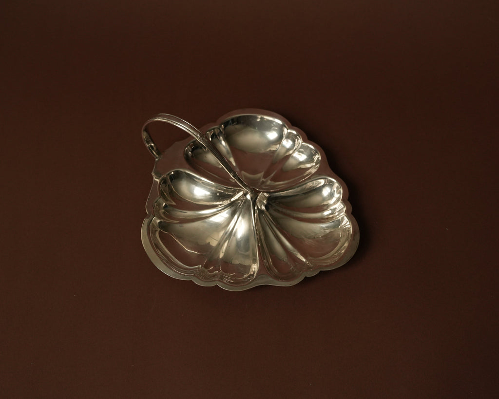 Posrebrzana patera w kształcie liścia z uchwytem