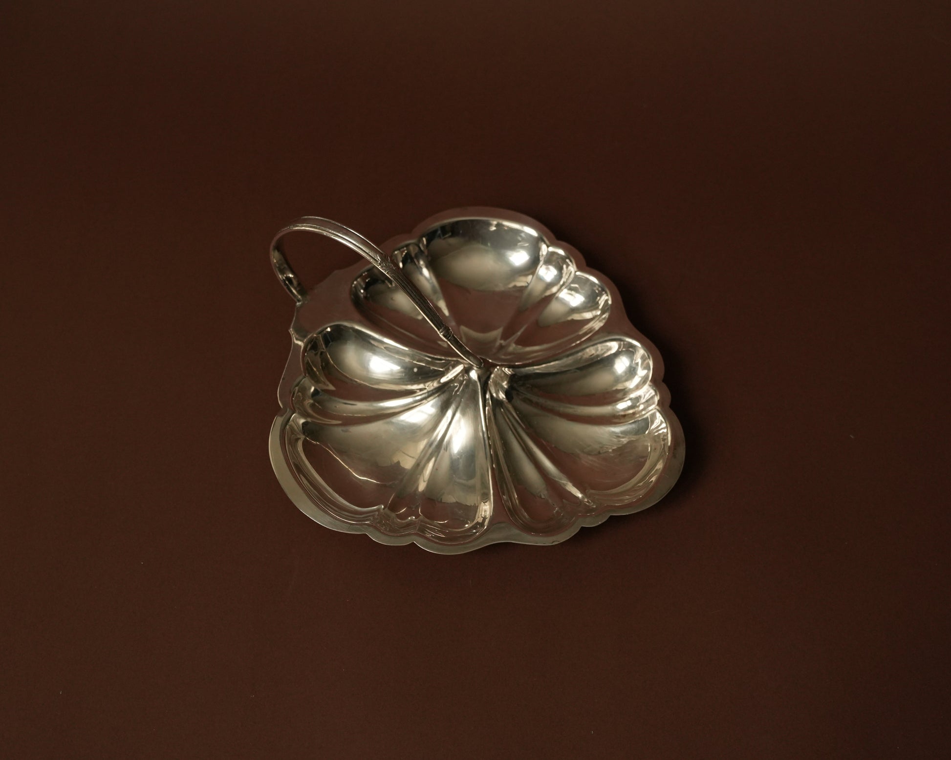 Posrebrzana patera w kształcie liścia z uchwytem