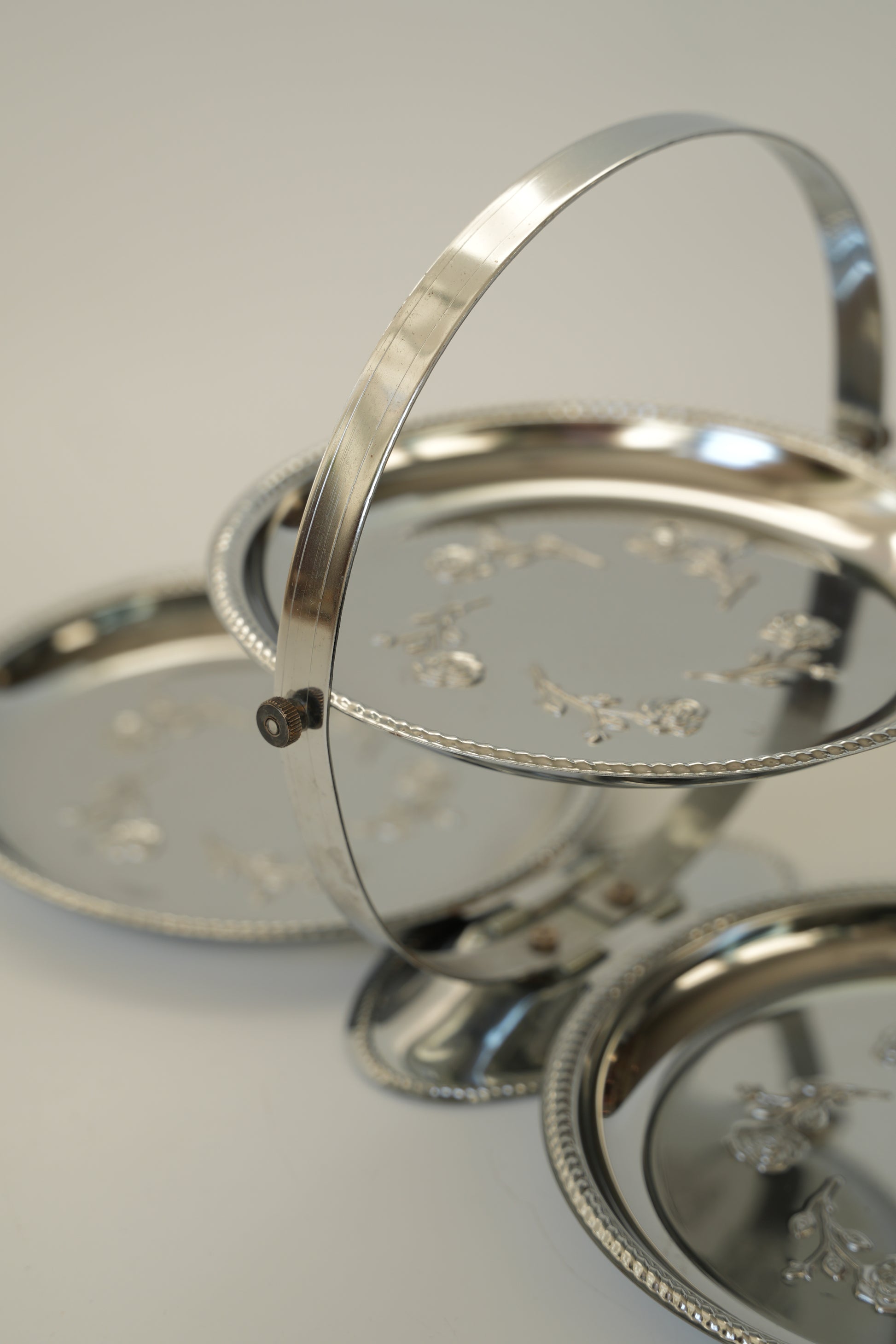 Składana etażerka do serwowania przekąsek i deserów