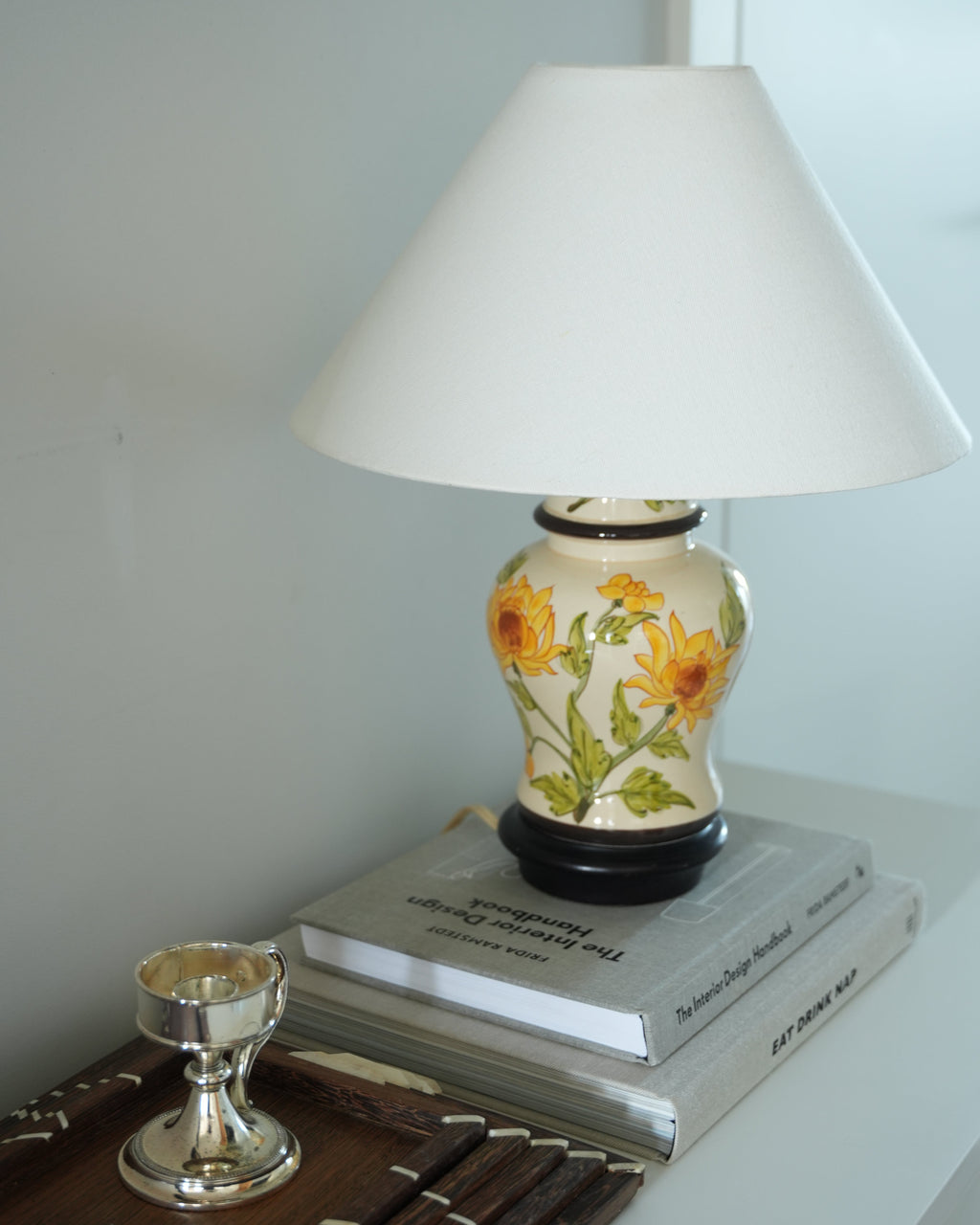 Ceramiczna lampa z motywem kwiatowym