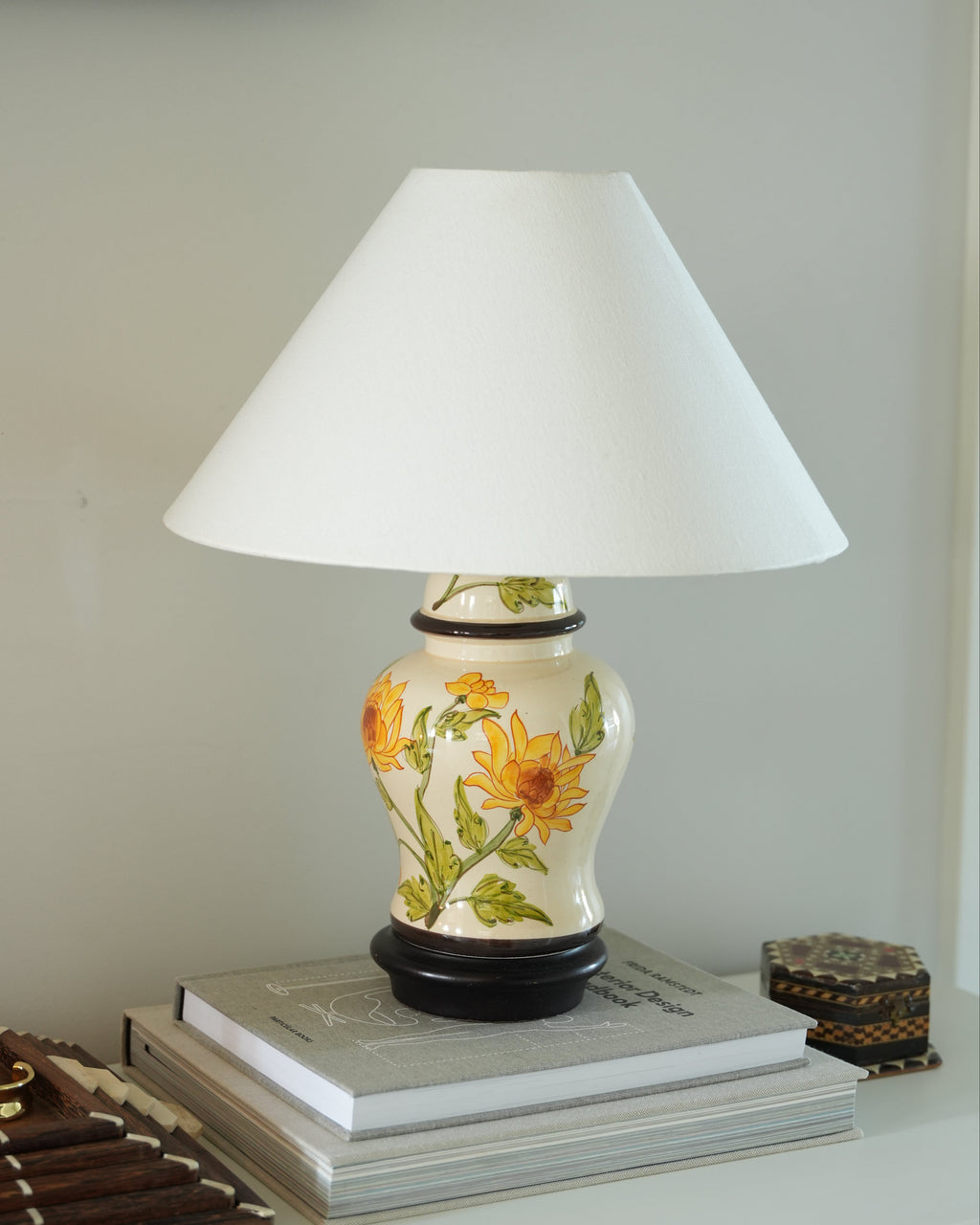 Ceramiczna lampa z motywem kwiatowym