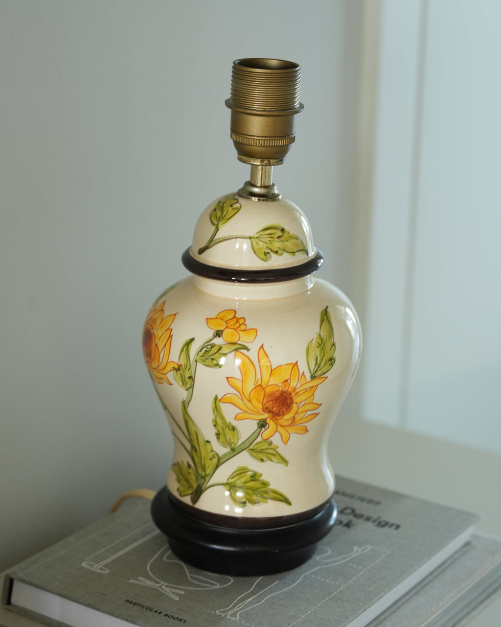 Ceramiczna lampa z motywem kwiatowym