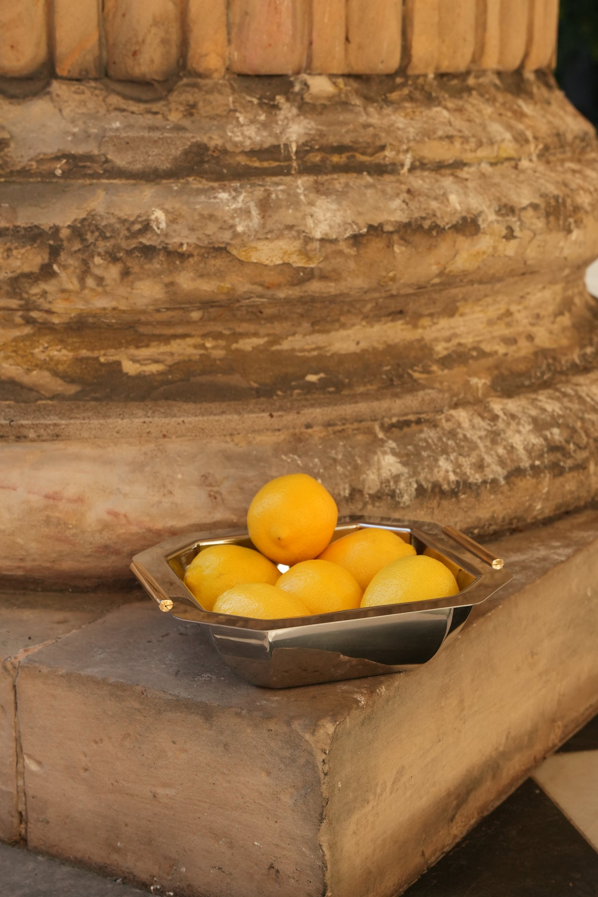 Misa ze stali nierdzewnej z mosiężnymi uchwytami