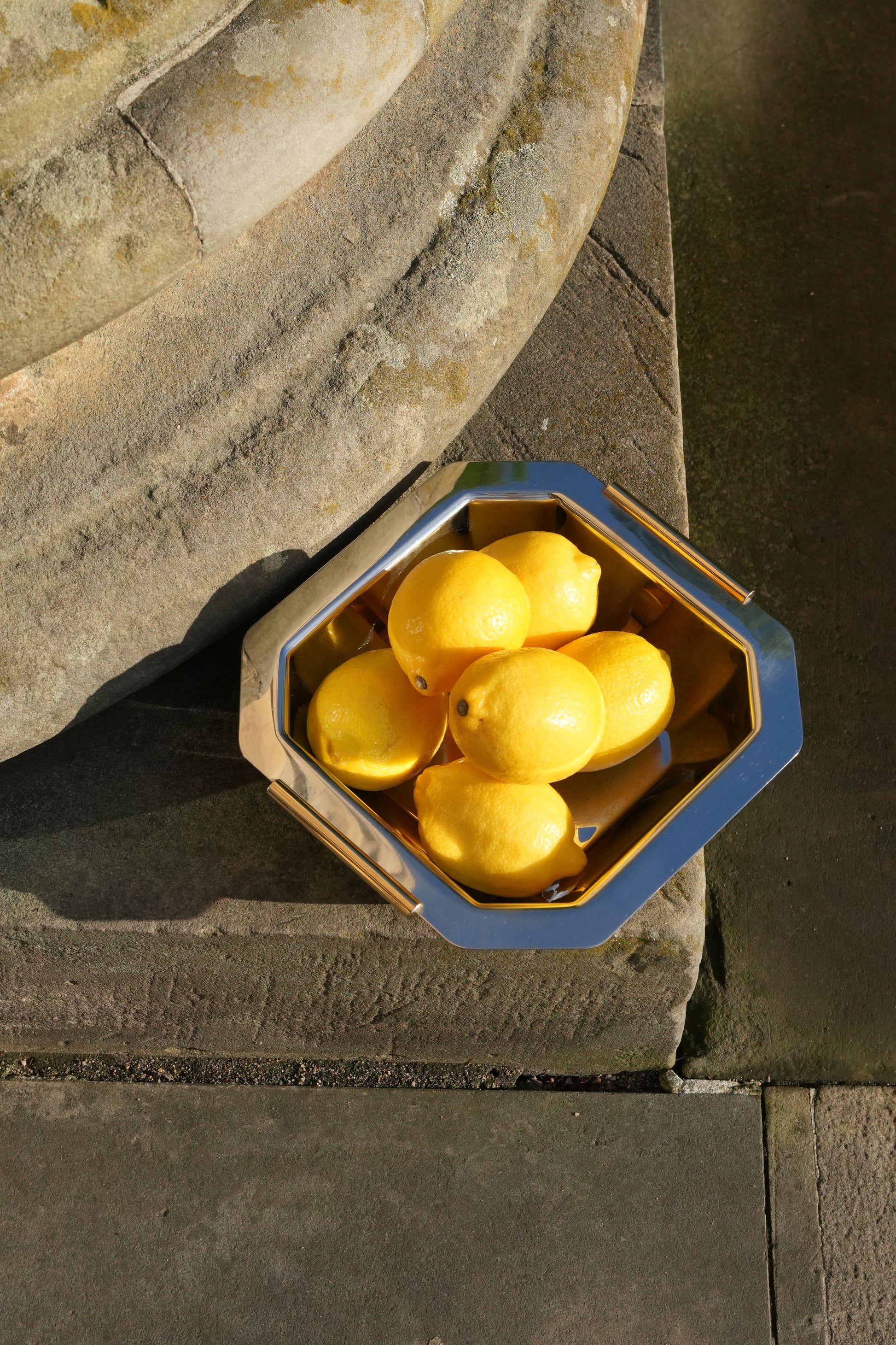 Misa ze stali nierdzewnej z mosiężnymi uchwytami