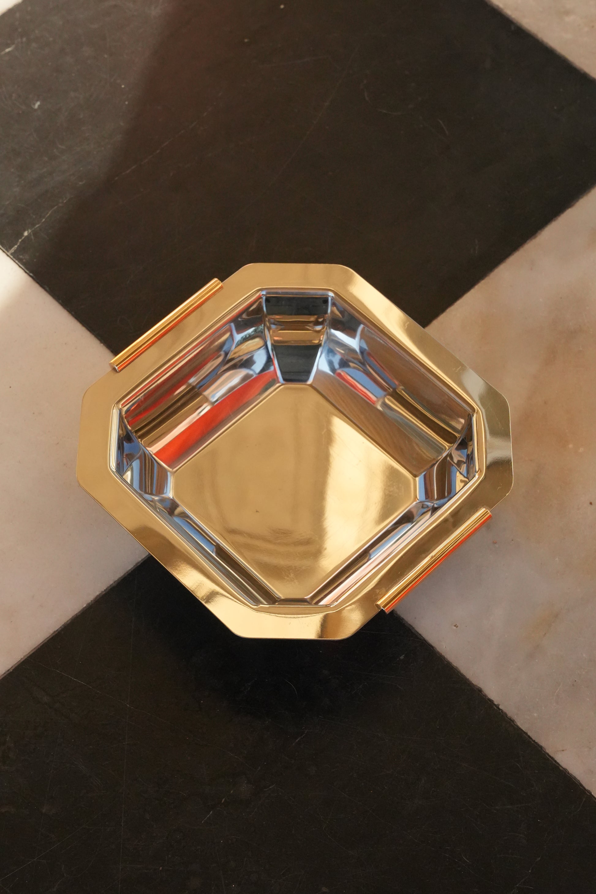 Misa ze stali nierdzewnej z mosiężnymi uchwytami