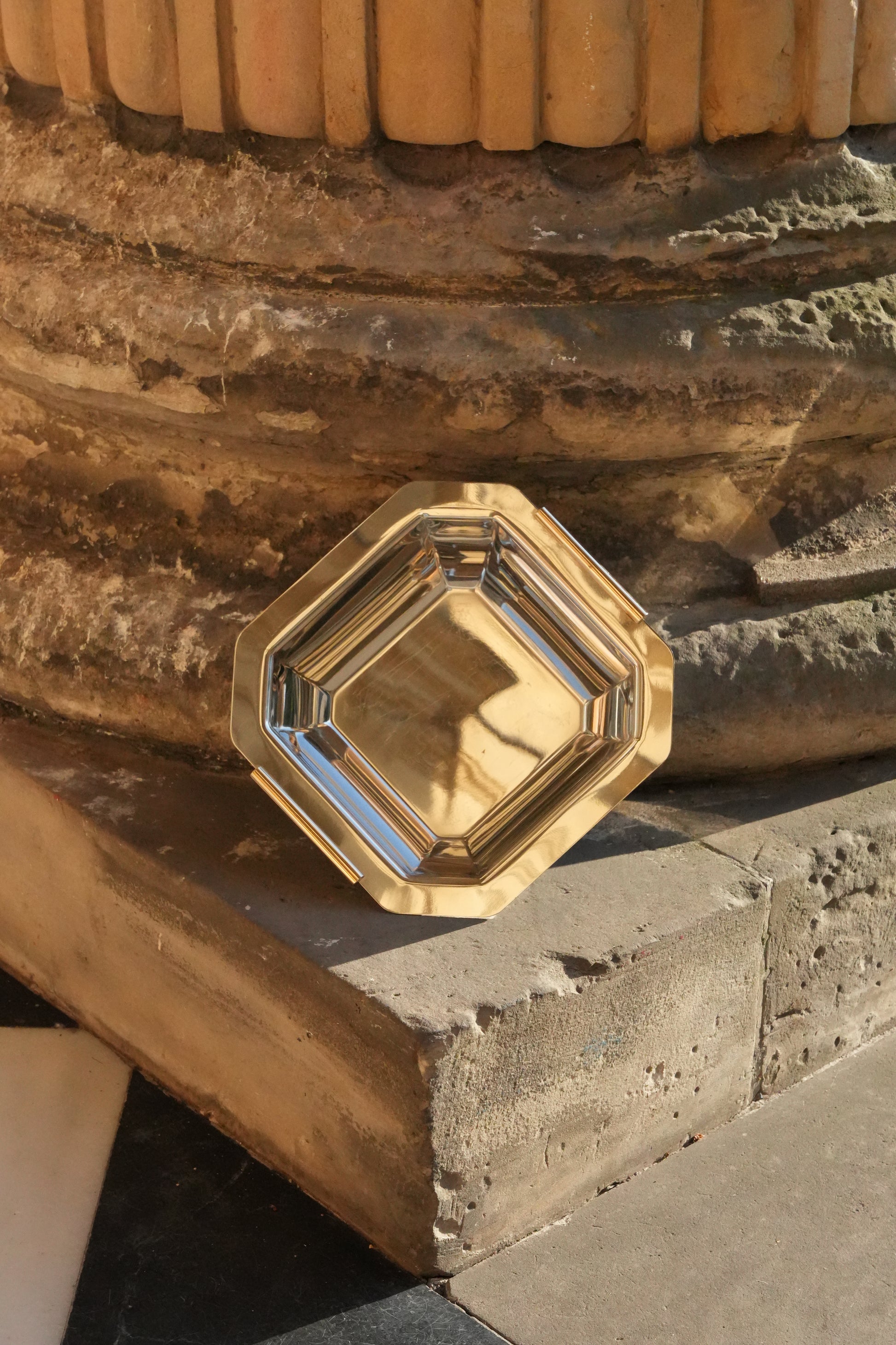 Misa ze stali nierdzewnej z mosiężnymi uchwytami