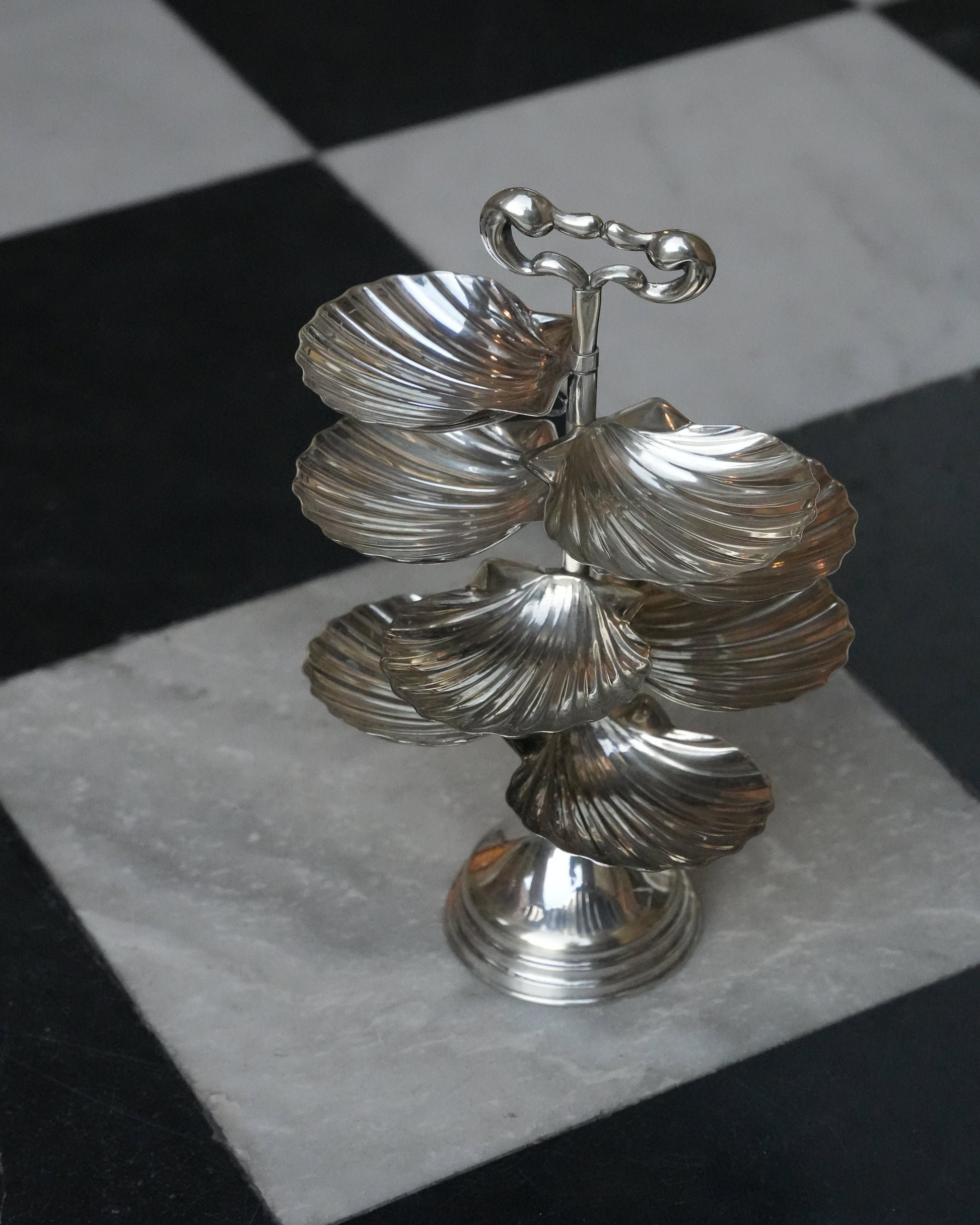 Posrebrzana wysoka patera z 8 muszlami i uchwytem w kształcie łabędzi