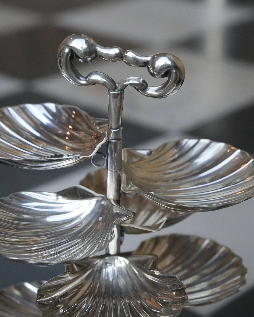 Posrebrzana wysoka patera z 8 muszlami i uchwytem w kształcie łabędzi