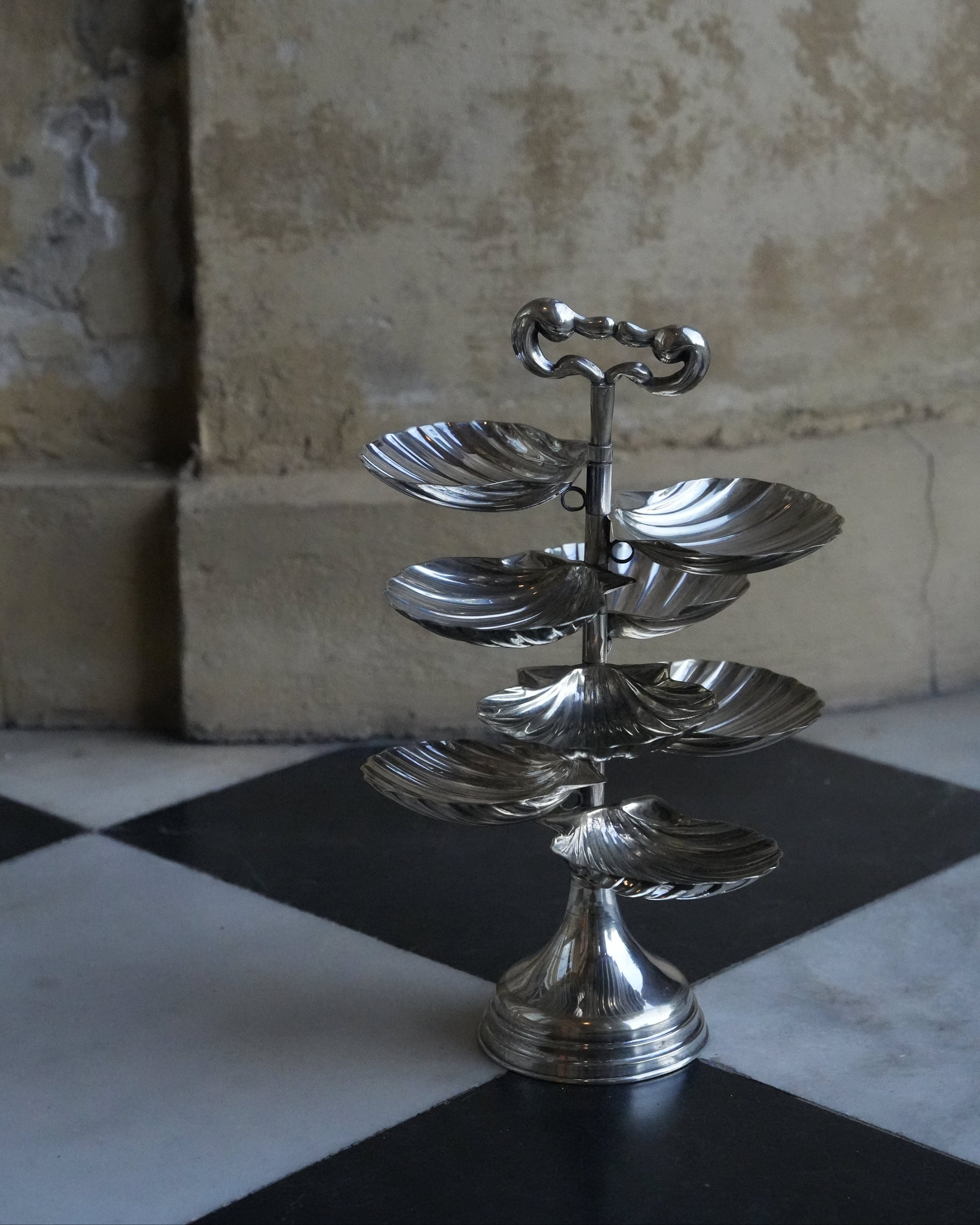 Posrebrzana wysoka patera z 8 muszlami i uchwytem w kształcie łabędzi