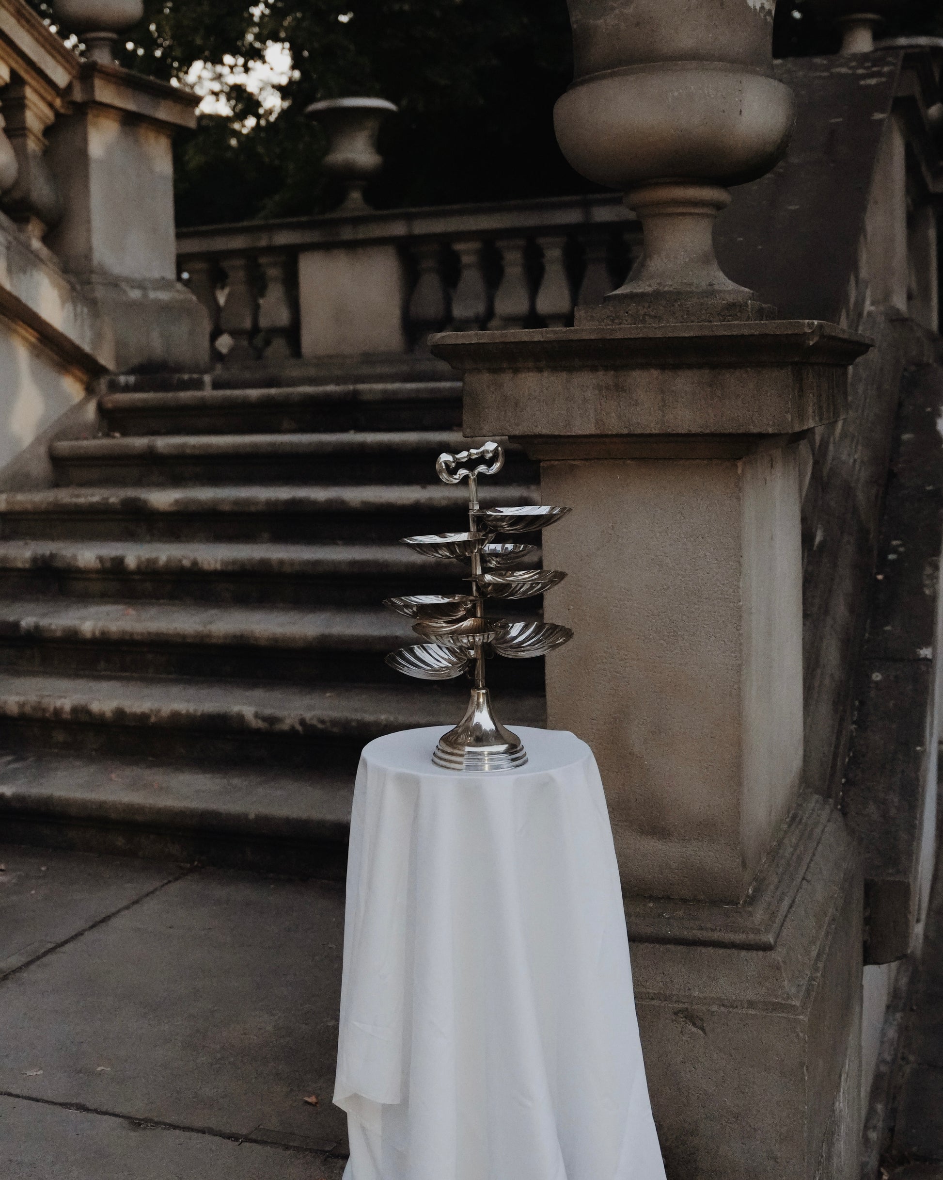 Posrebrzana wysoka patera z 8 muszlami i uchwytem w kształcie łabędzi