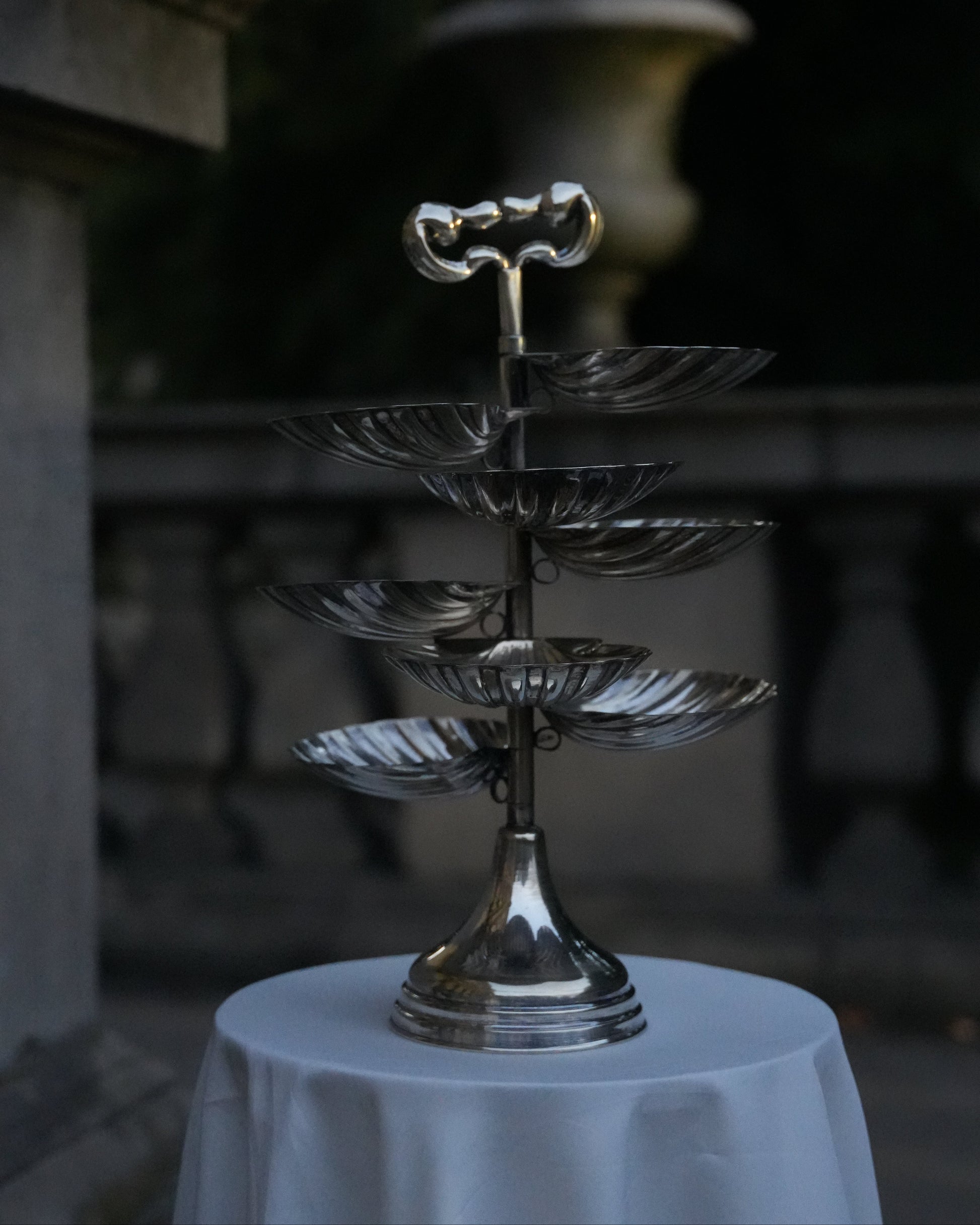 Posrebrzana wysoka patera z 8 muszlami i uchwytem w kształcie łabędzi