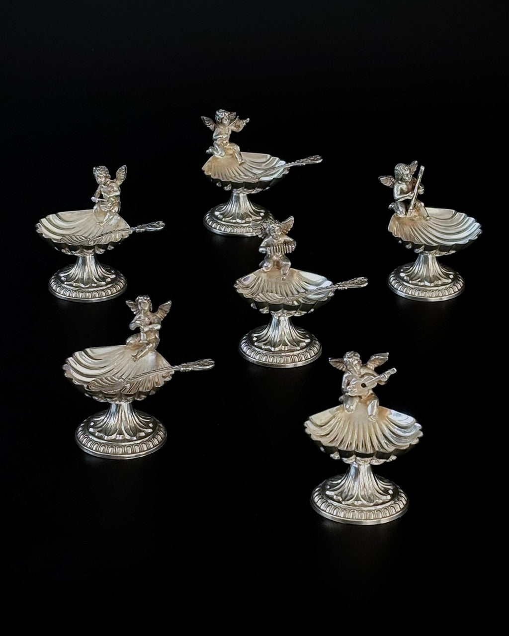 Posrebrzane miseczki na sól w kształcie muszelek z aniołami