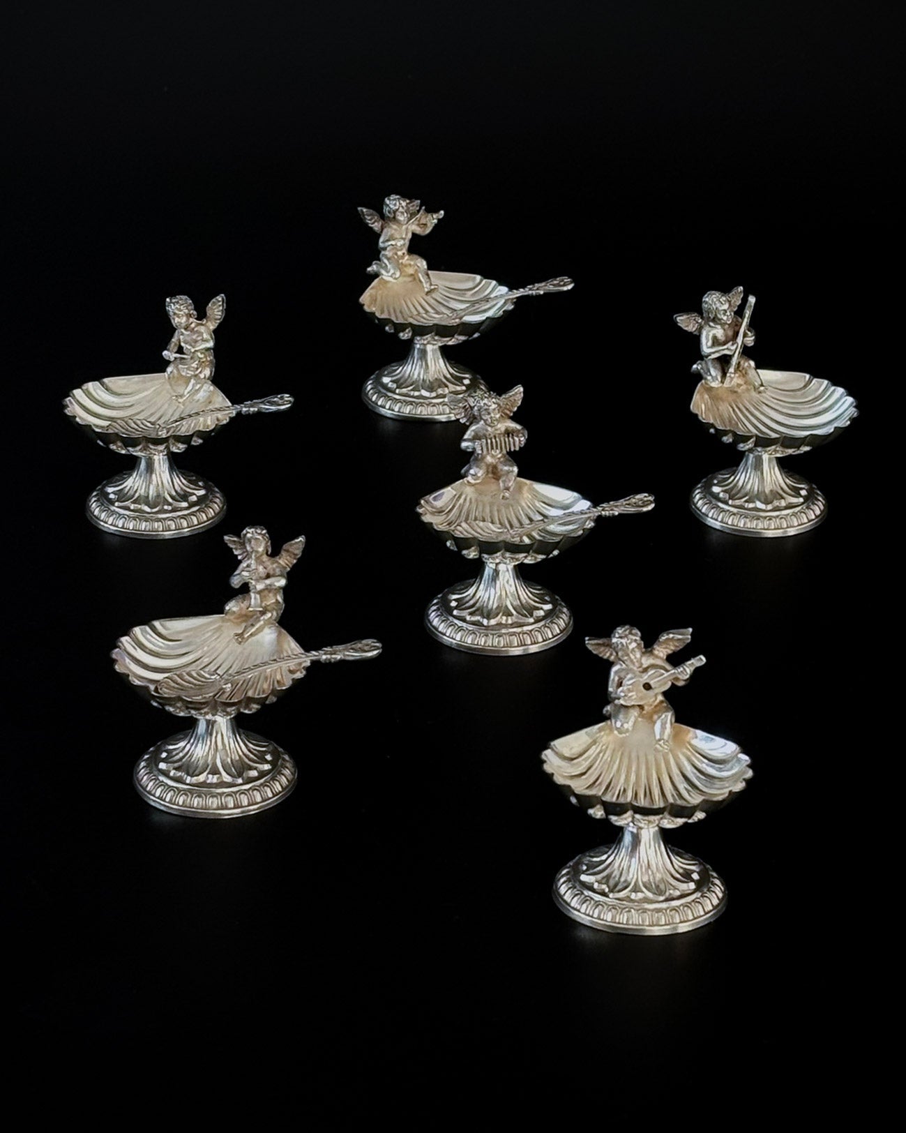 Posrebrzane miseczki na sól w kształcie muszelek z aniołami